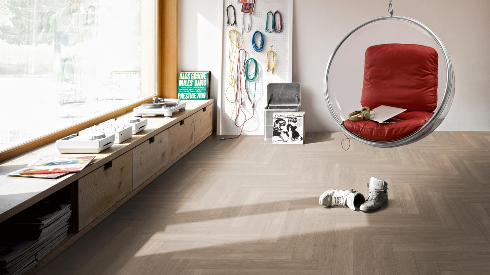 Milieubild Musikzimmer mit Plattenspieler - Parador Laminat Trendtime 3 Eiche Skyline perlgrau Milieubild Musikzimmer mit Plattenspieler - Parador 1747861