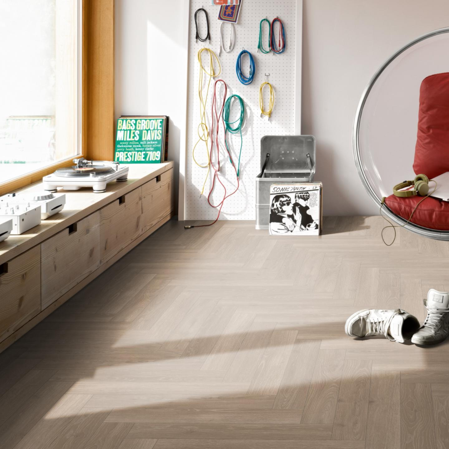 Milieubild Musikzimmer mit Plattenspieler - Parador Laminat Trendtime 3 Eiche Skyline perlgrau Milieubild Musikzimmer mit Plattenspieler - Parador 1747861
