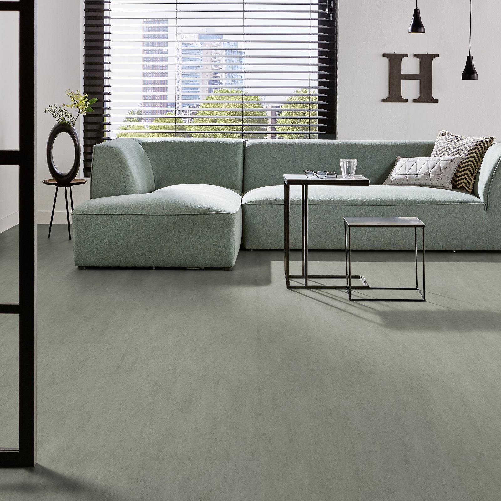 Milieubild Modernes Wohnzimmer mit mintgrünem Sofa - Forbo Flooring Marmoleum Modular Neutral Cinder Milieubild Modernes Wohnzimmer mit mintgrünem Sofa - Forbo Flooring 255343