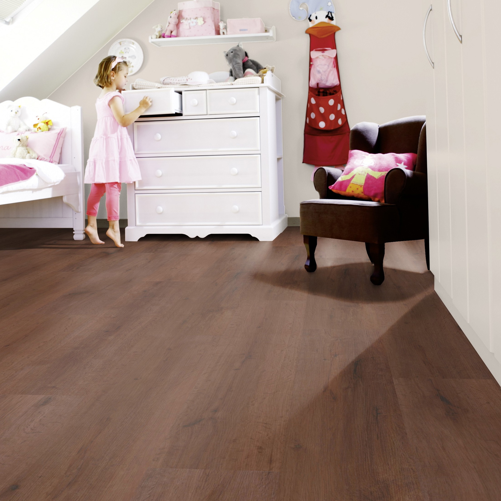 Milieubild Kinderzimmer mit weißer Kommode - wineo PLC316R