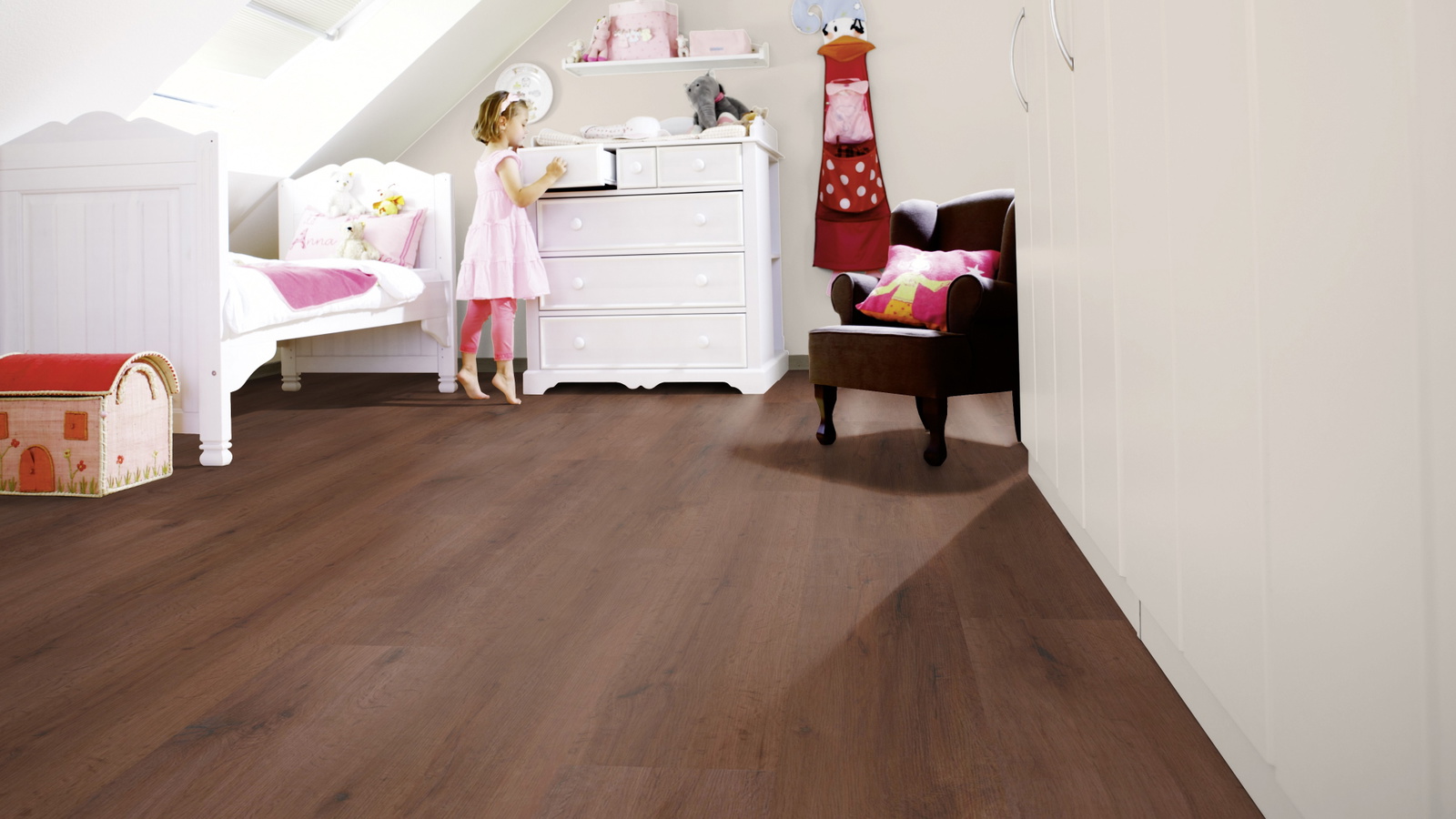 Milieubild Kinderzimmer mit weißer Kommode - wineo Klick-Bioboden PURLINE wineo 1000 wood XL Rustic Oak Coffee Milieubild Kinderzimmer mit weißer Kommode - wineo PLC316R