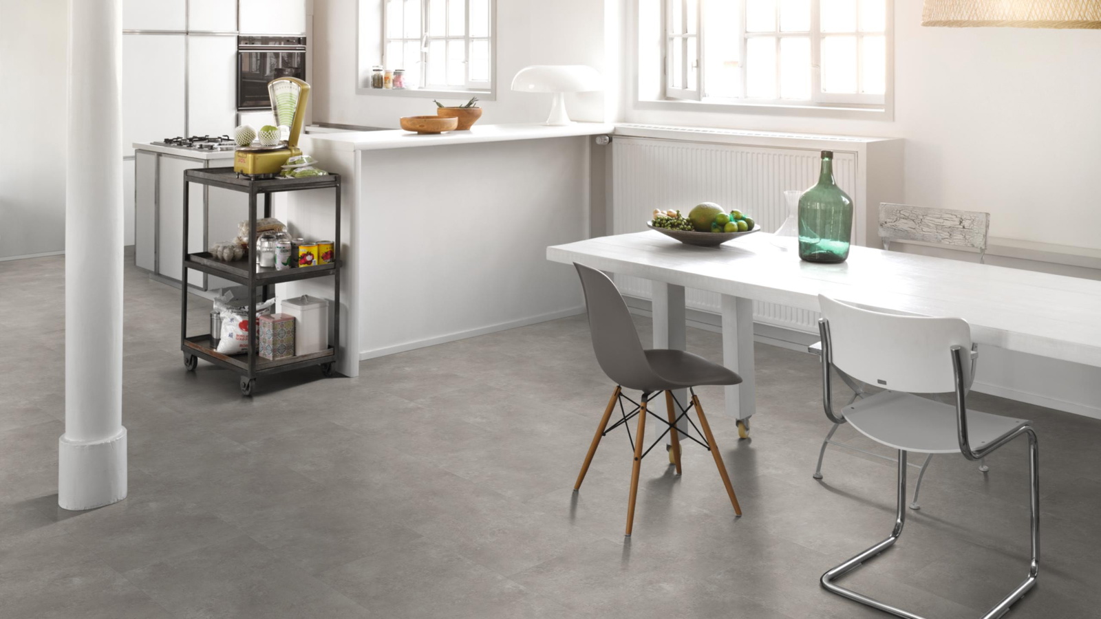 Milieubild Küche mit Essbereich - Parador Klebe-Vinyl Trendtime 5 Dryback Stein Trafalgar hellgrau Milieubild Küche mit Essbereich - Parador 1750858