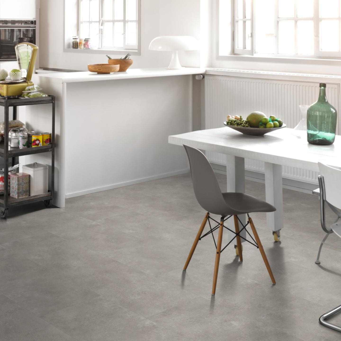 Milieubild Küche mit Essbereich - Parador Klebe-Vinyl Trendtime 5 Dryback Stein Trafalgar hellgrau Milieubild Küche mit Essbereich - Parador 1750858