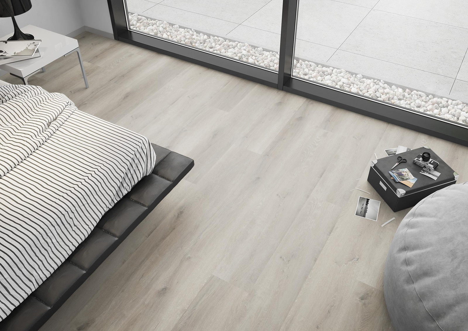 Milieubild Schlafzimmer mit Sitzkissen - nexflor Rigid Klick-Vinyl Helios Click Collection Teos Oak Milieubild Schlafzimmer mit Sitzkissen - nexflor NXF-20030-004