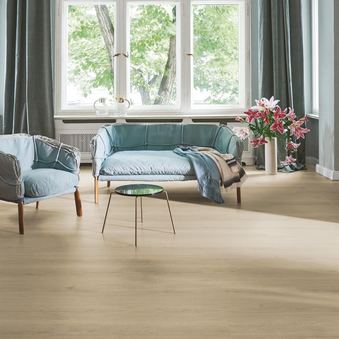 Milieubild Wohnzimmer in Stadtwohnung - Parador Klebe-Vinyl Basic 2.0 Eiche Regent beige Milieubild Wohnzimmer in Stadtwohnung - Parador 1748822