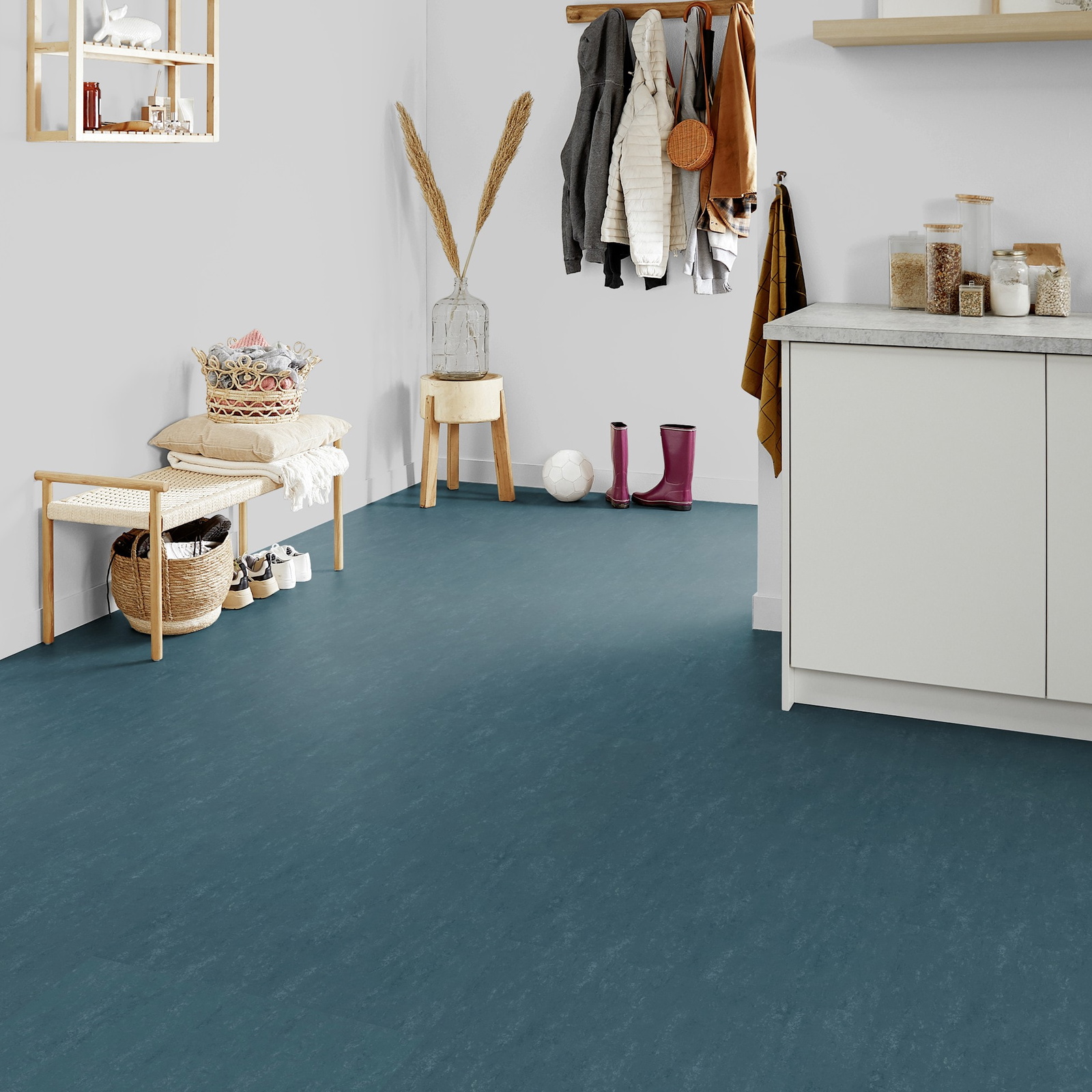 Milieubild Kompakte Küchenzeile im offenen Wohnbereich - Forbo Flooring Marmoleum Modular Accent Sirius Milieubild Kompakte Küchenzeile im offenen Wohnbereich - Forbo Flooring 255282