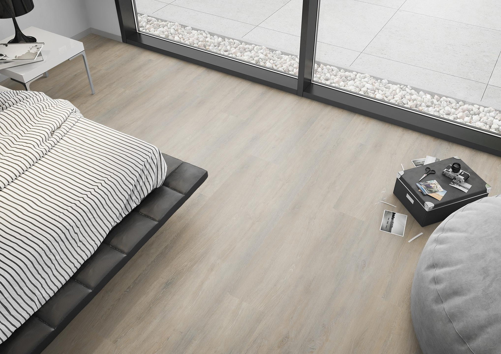 Milieubild Schlafzimmer mit Sitzkissen - nexflor Rigid Klick-Vinyl Helios Click Collection Alexandria Oak Milieubild Schlafzimmer mit Sitzkissen - nexflor NXF-20030-006