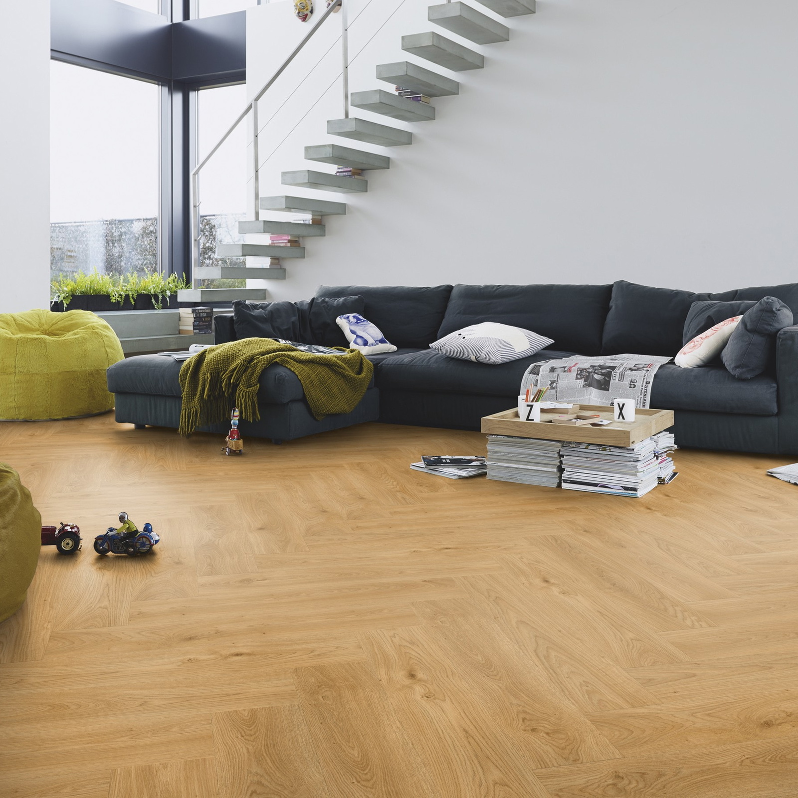 Milieubild Modernes Wohnzimmer mit Kamin - MEISTER Laminat LS 350 Ufereiche honig Milieubild Modernes Wohnzimmer mit Kamin - MEISTER 600001-0840168-07127