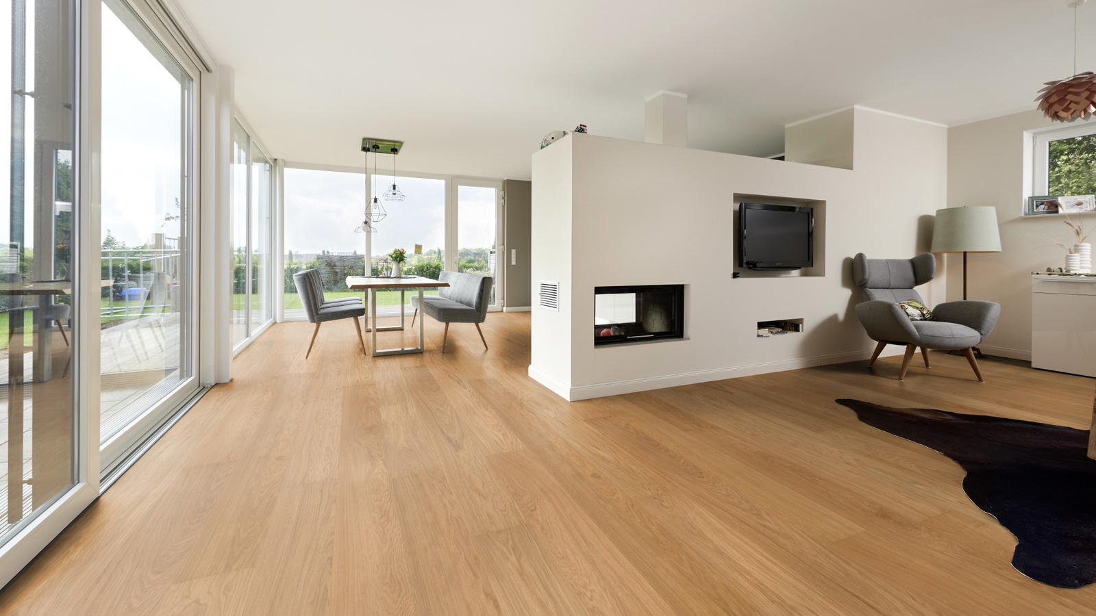 Milieubild Wohnzimmer mit Essbereich und Kamin - ter Hürne Parkett Classic Collection EVO Eiche Eriksberg Milieubild Wohnzimmer mit Essbereich und Kamin - ter Hürne 1101312622
