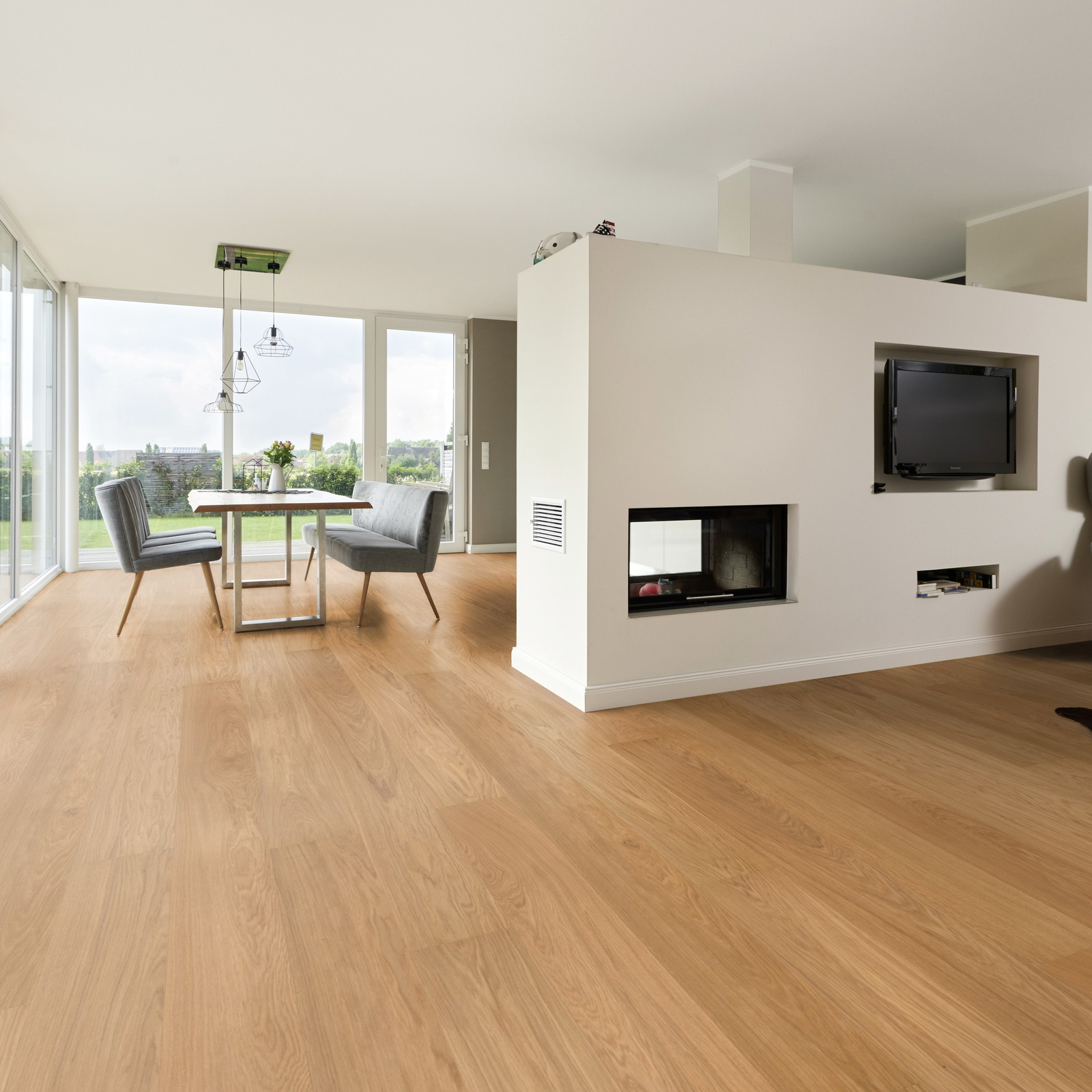 Milieubild Wohnzimmer mit Essbereich und Kamin - ter Hürne Parkett Classic Collection EVO Eiche Eriksberg Milieubild Wohnzimmer mit Essbereich und Kamin - ter Hürne 1101312622