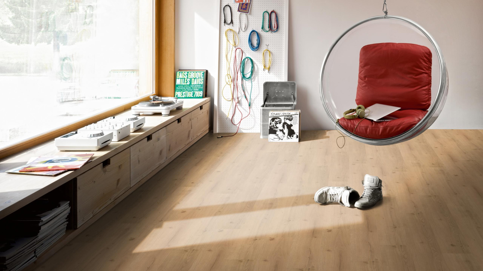 Milieubild Musikzimmer mit Plattenspieler - Parador Klebe-Vinyl Basic 2.0 Eiche Infinity natur Milieubild Musikzimmer mit Plattenspieler - Parador 1730799