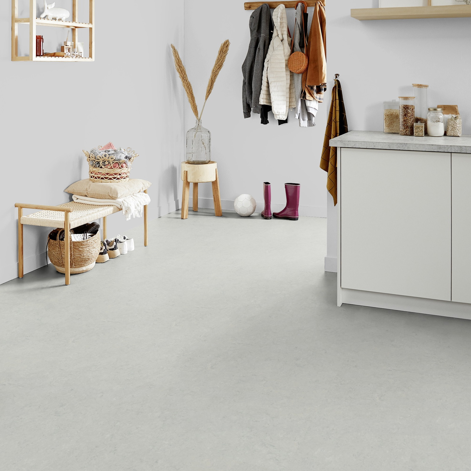 Milieubild Kompakte Küchenzeile im offenen Wohnbereich - Forbo Flooring Marmoleum Click Silver Shadow Milieubild Kompakte Küchenzeile im offenen Wohnbereich - Forbo Flooring 176494