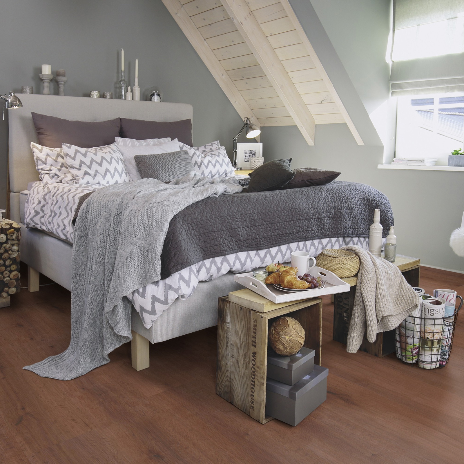 Milieubild Schlafzimmer im modernen Dachgeschoss - wineo PLC316R