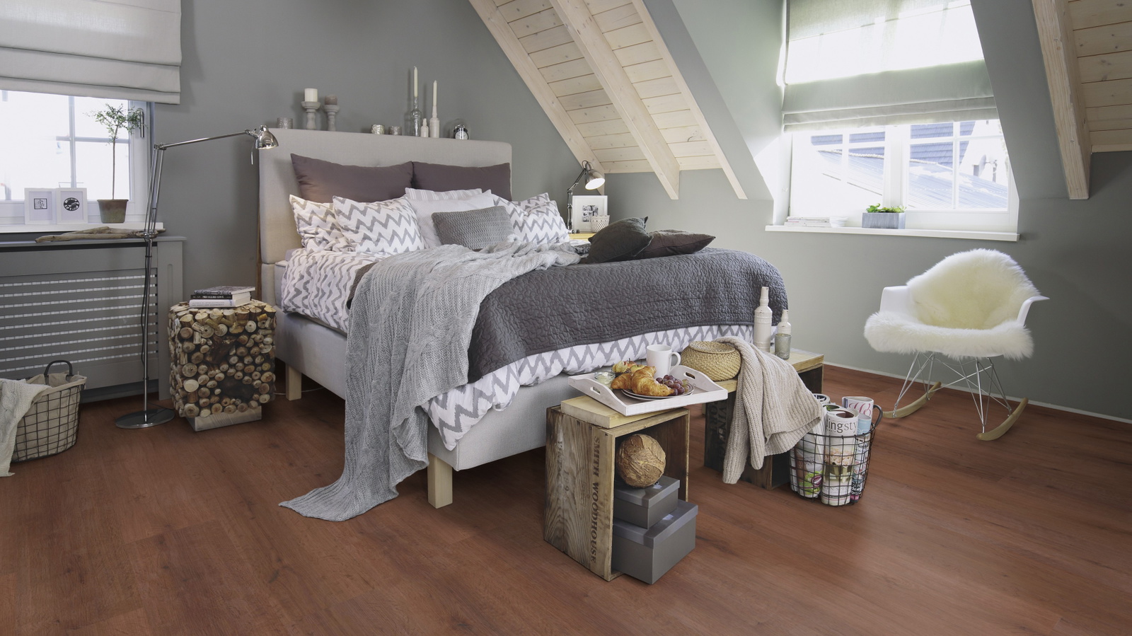 Milieubild Schlafzimmer im modernen Dachgeschoss - wineo Klick-Bioboden PURLINE wineo 1000 wood XL Rustic Oak Coffee Milieubild Schlafzimmer im modernen Dachgeschoss - wineo PLC316R