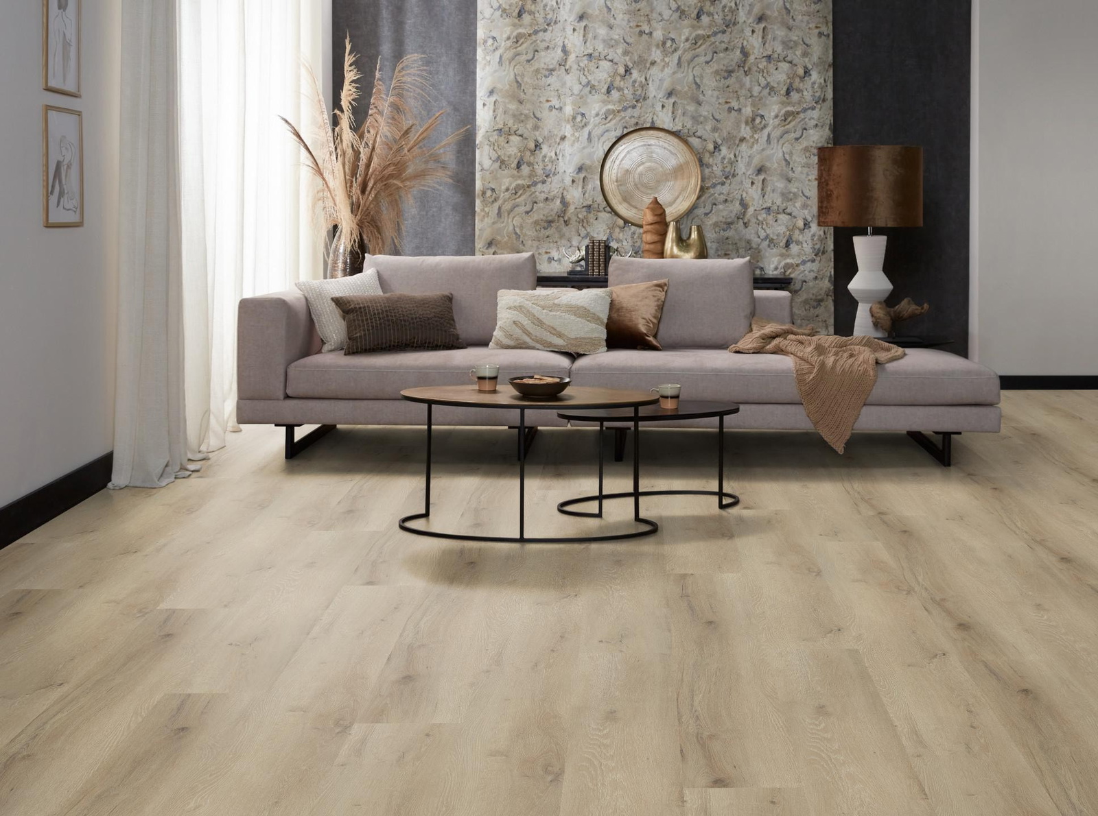 Milieubild Modernes, freundliches Wohnzimmer mit Sofa und Wandtapete - nexflor Rigid Klick-Vinyl Helios Click Collection Ithaca Oak Milieubild Modernes, freundliches Wohnzimmer mit Sofa und Wandtapete - nexflor NXF-20030-007