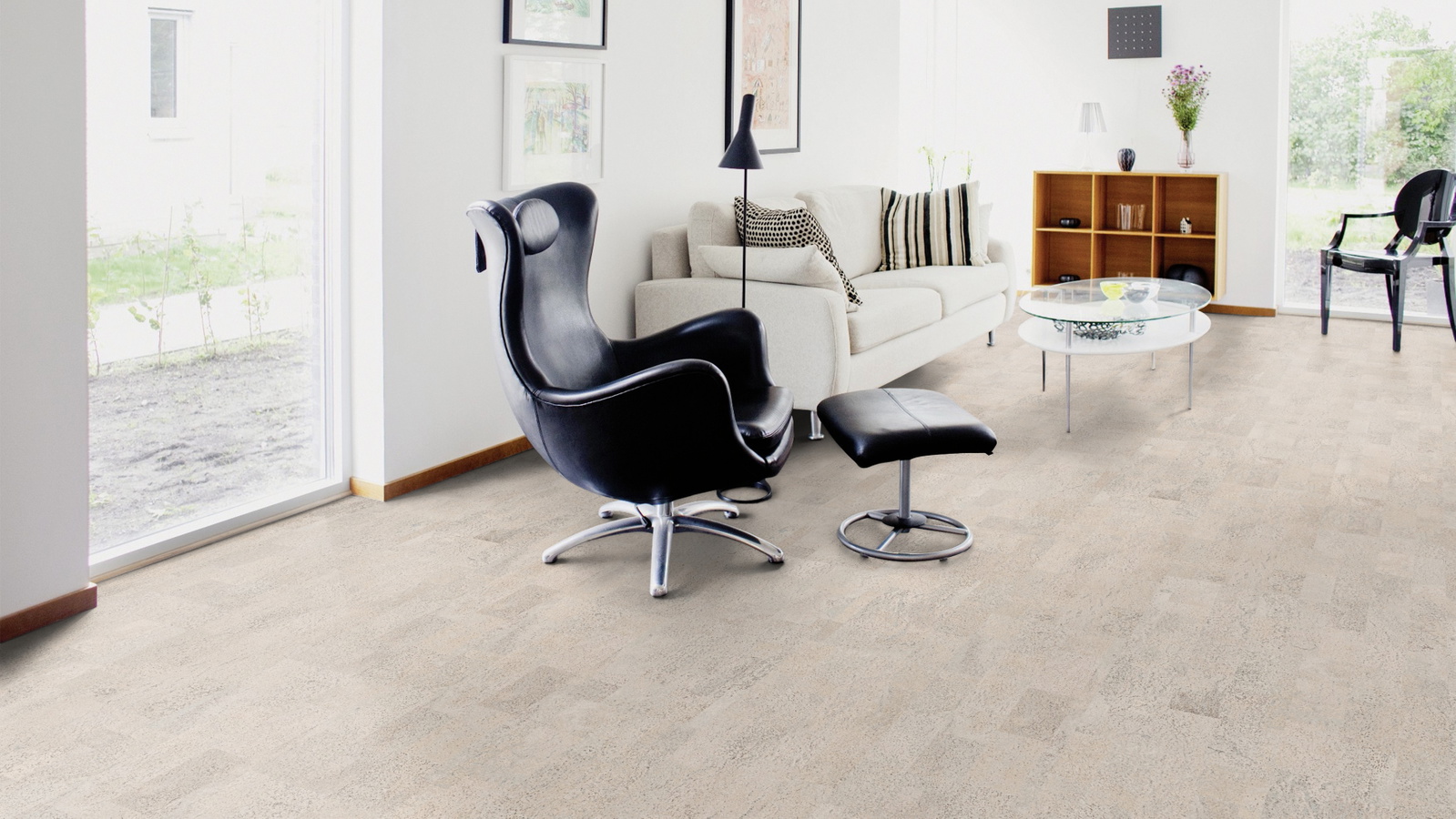 Milieubild Wohnzimmer mit Sessel und bodentiefem Fenster - Wicanders 80001650