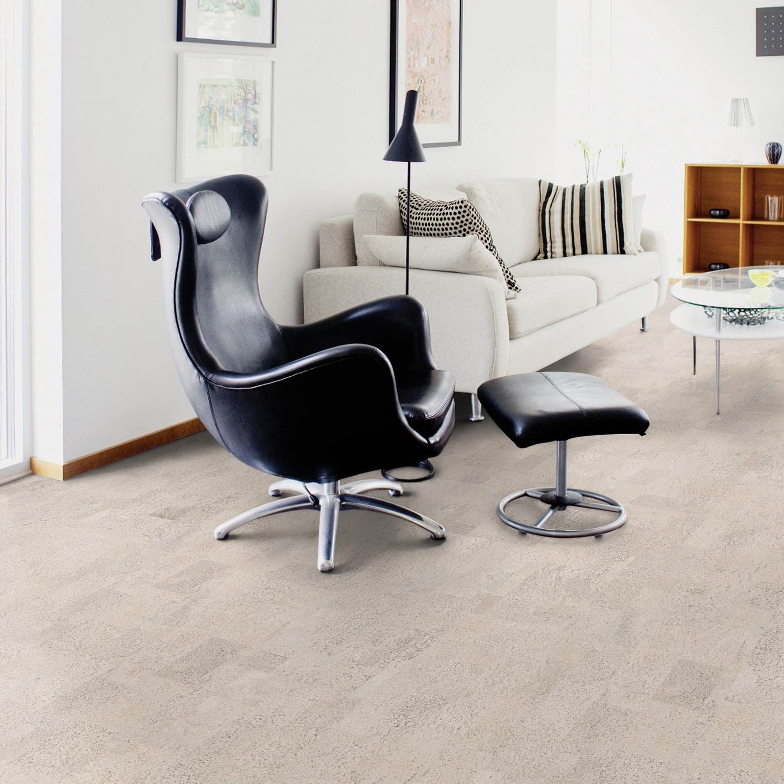 Milieubild Wohnzimmer mit Sessel und bodentiefem Fenster - Wicanders 80001650