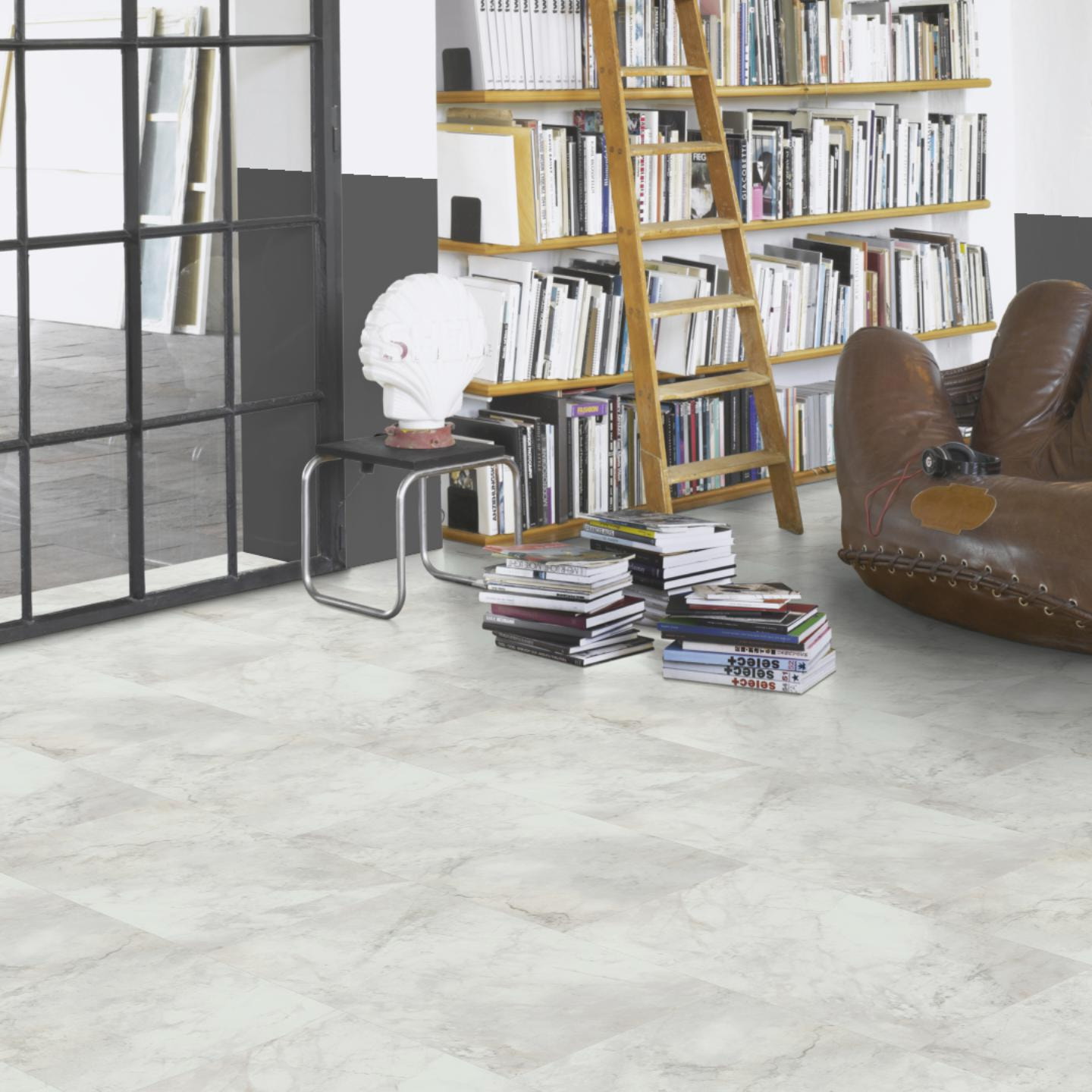 Milieubild Modernes Wohnzimmer mit Atelier - Parador Klebe-Vinyl Trendtime 5 Dryback Marmor Abbey weiß Milieubild Modernes Wohnzimmer mit Atelier - Parador 1750859