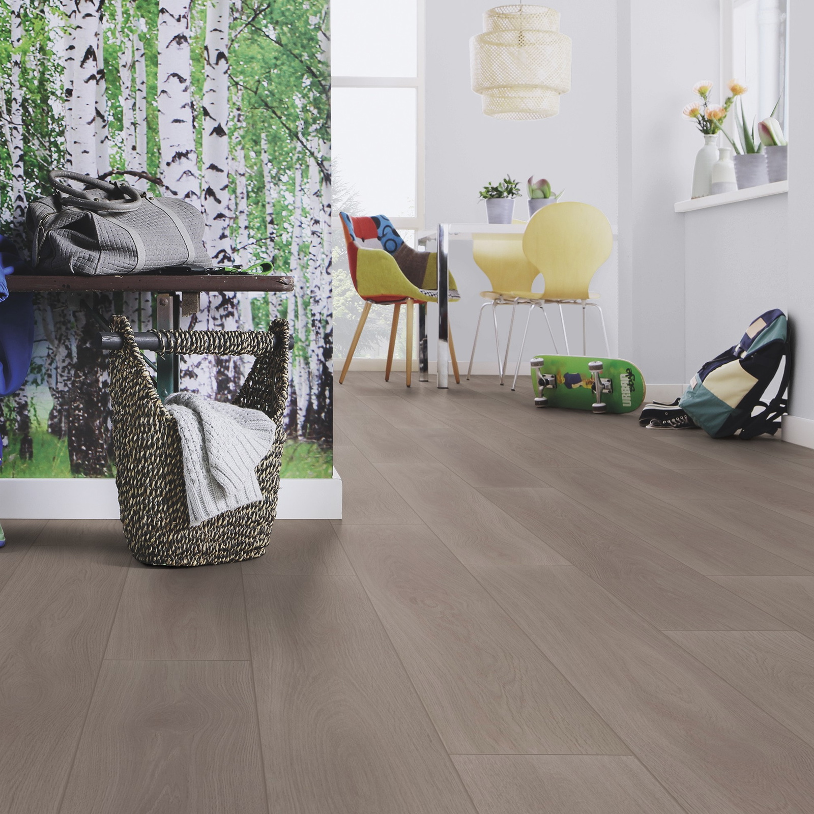 Milieubild Esszimmer mit Flur und Sitzbank - wineo HDF Klick-Bioboden PURLINE wineo 1000 wood XL Calm Oak Ash Milieubild Esszimmer mit Flur und Sitzbank - wineo MLP308R
