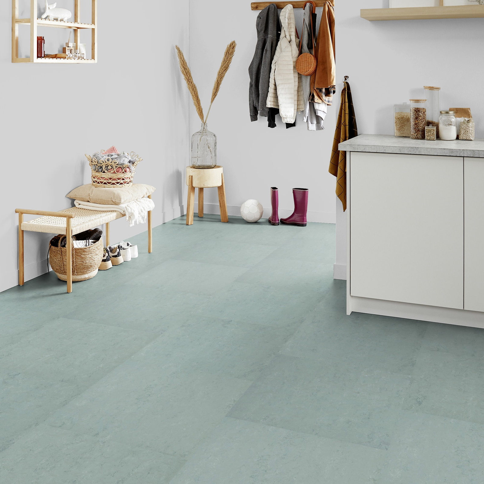 Milieubild Kompakte Küchenzeile im offenen Wohnbereich - Forbo Flooring Marmoleum Modular Accent Flint Milieubild Kompakte Küchenzeile im offenen Wohnbereich - Forbo Flooring 255327