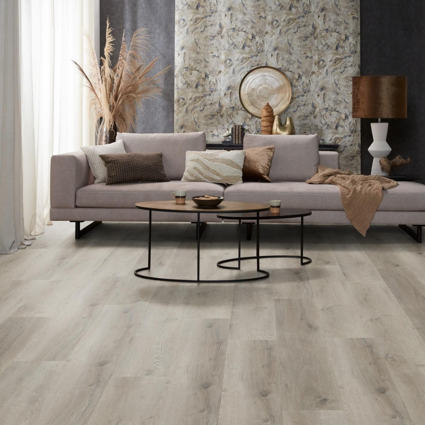 Milieubild Modernes, freundliches Wohnzimmer mit Sofa und Wandtapete - nexflor NXF-20030-004