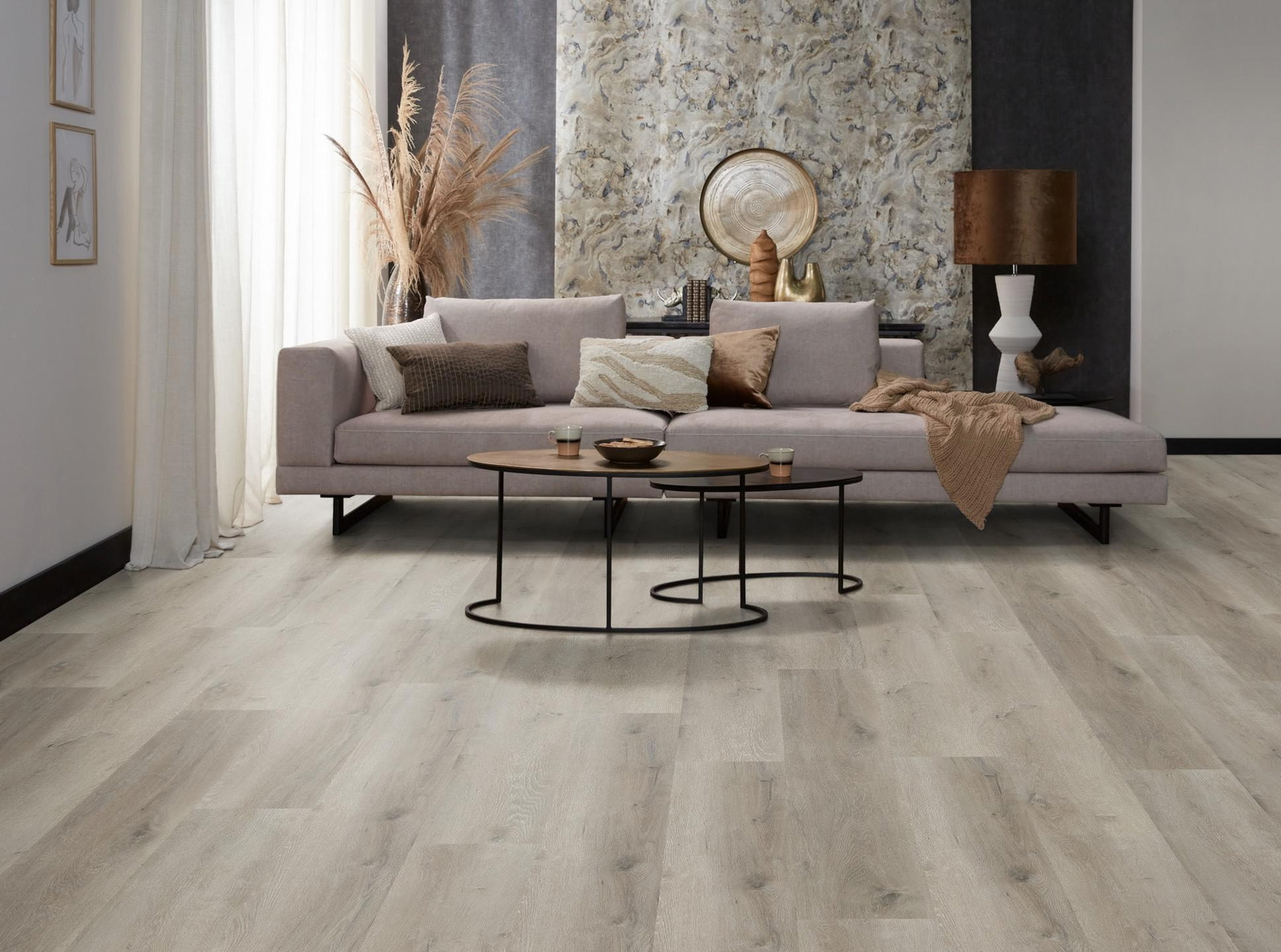 Milieubild Modernes, freundliches Wohnzimmer mit Sofa und Wandtapete - nexflor Rigid Klick-Vinyl Helios Click Collection Teos Oak Milieubild Modernes, freundliches Wohnzimmer mit Sofa und Wandtapete - nexflor NXF-20030-004