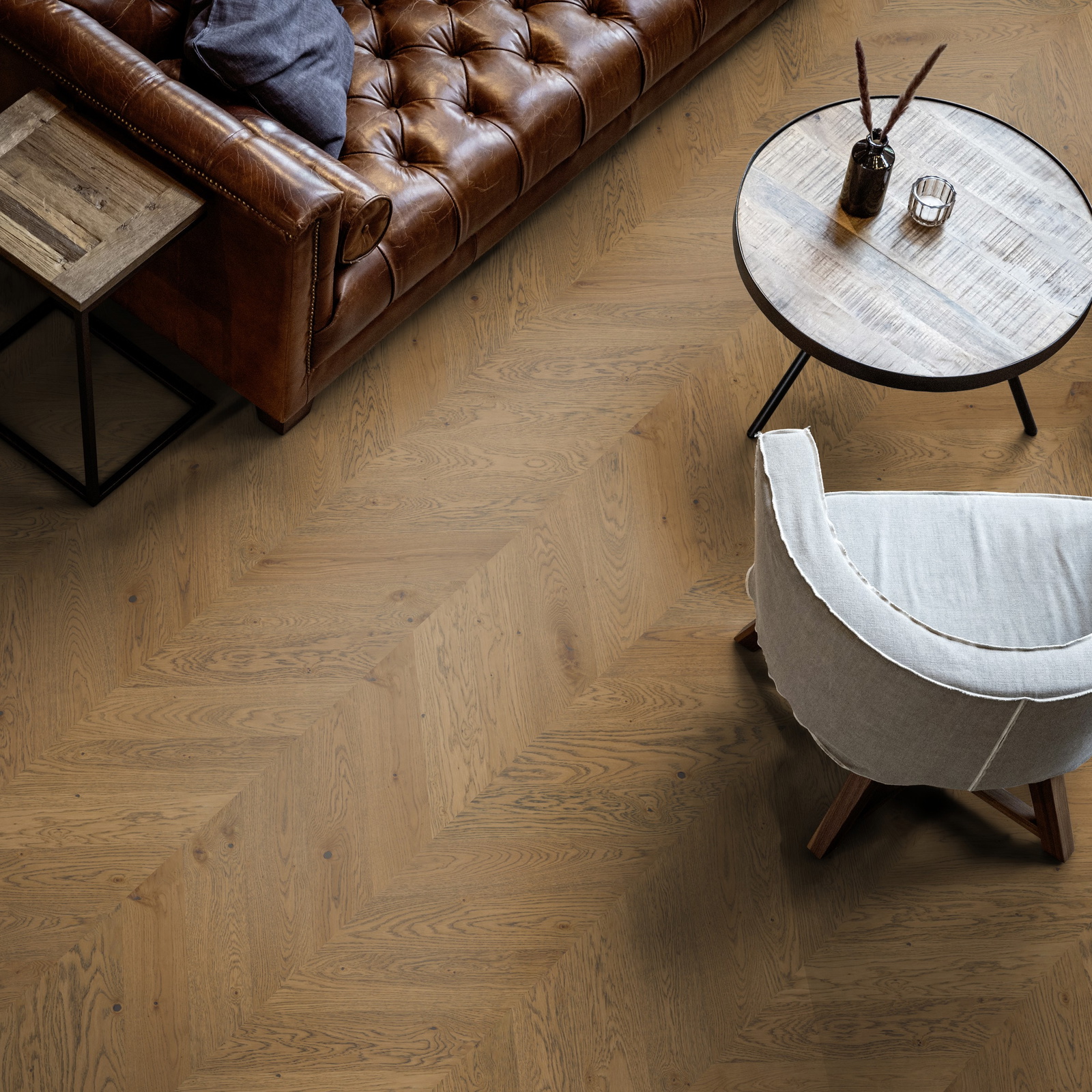 Milieubild Wohnzimmer mit Ledersofa - Blick von oben - ter Hürne Parkett Estate Collection OLIO Eiche Karlstad Milieubild Wohnzimmer mit Ledersofa - Blick von oben - ter Hürne 1101312676