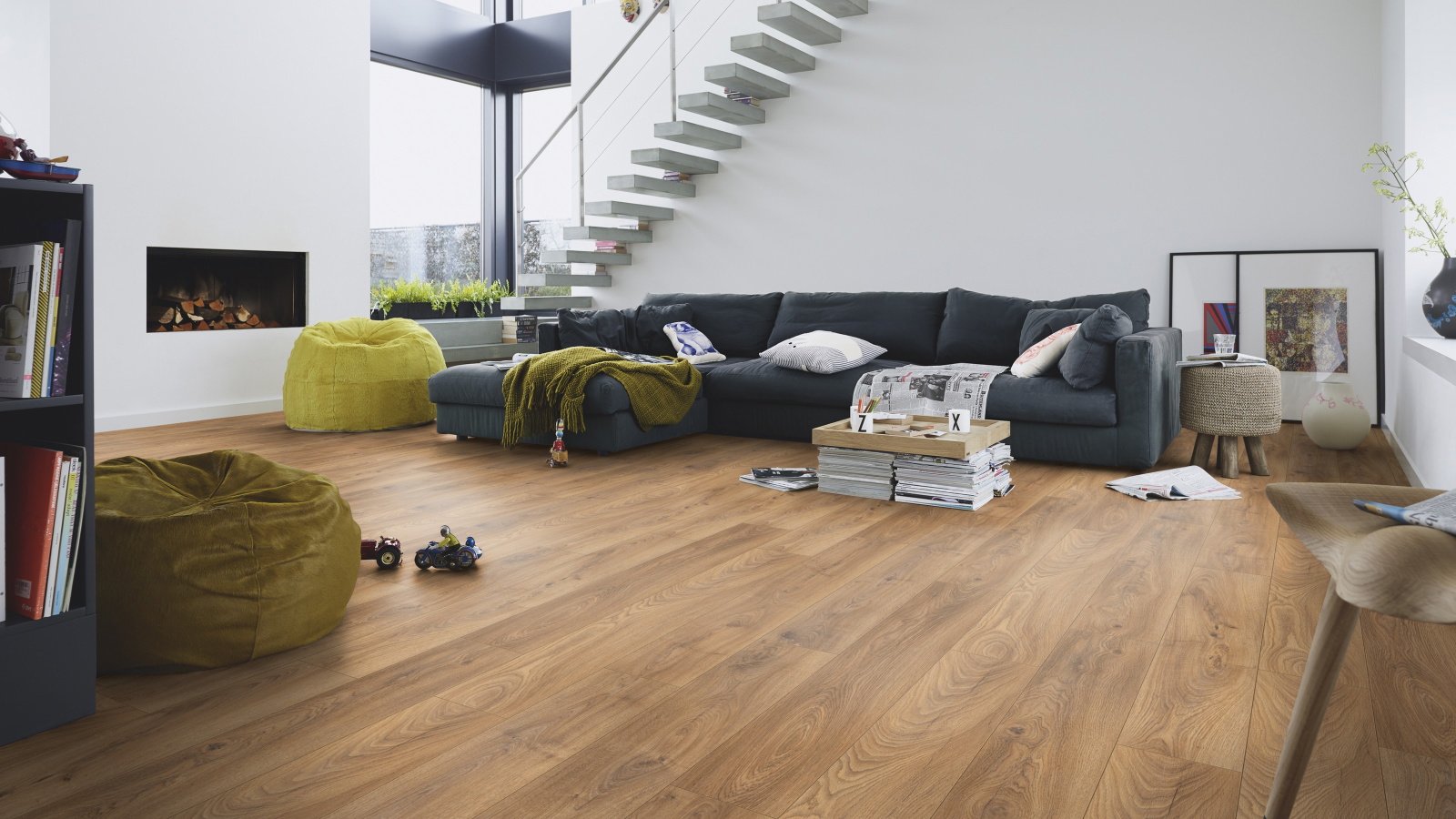 Milieubild Modernes Wohnzimmer mit Kamin - Meister Laminat LD 150 Eiche Hazelbrook Milieubild Modernes Wohnzimmer mit Kamin - Meister 600017-1288198-07013