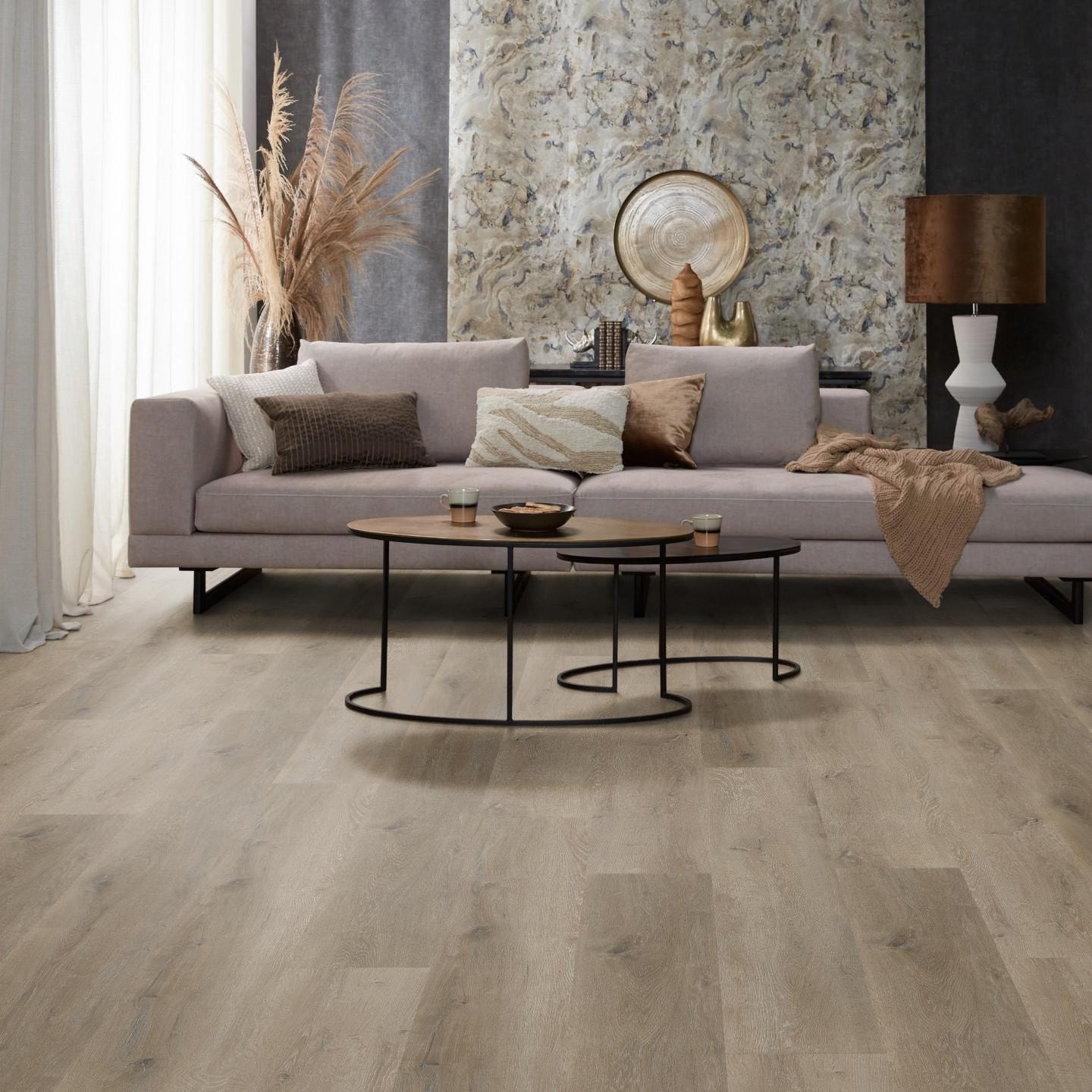 Milieubild Modernes, freundliches Wohnzimmer mit Sofa und Wandtapete - nexflor NXF-20030-002