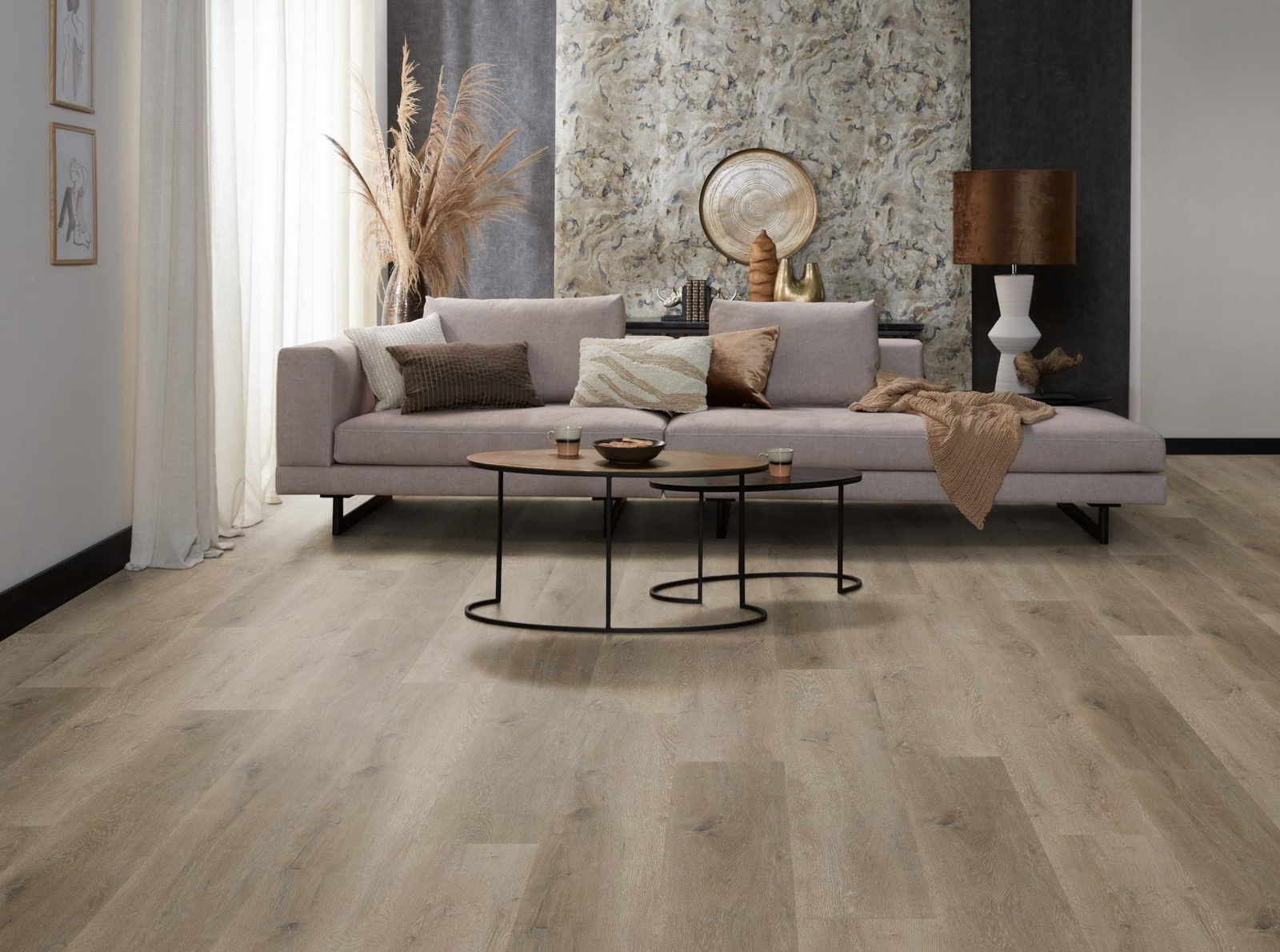 Milieubild Modernes, freundliches Wohnzimmer mit Sofa und Wandtapete - nexflor Rigid Klick-Vinyl Helios Click Collection Miletus Oak Milieubild Modernes, freundliches Wohnzimmer mit Sofa und Wandtapete - nexflor NXF-20030-002