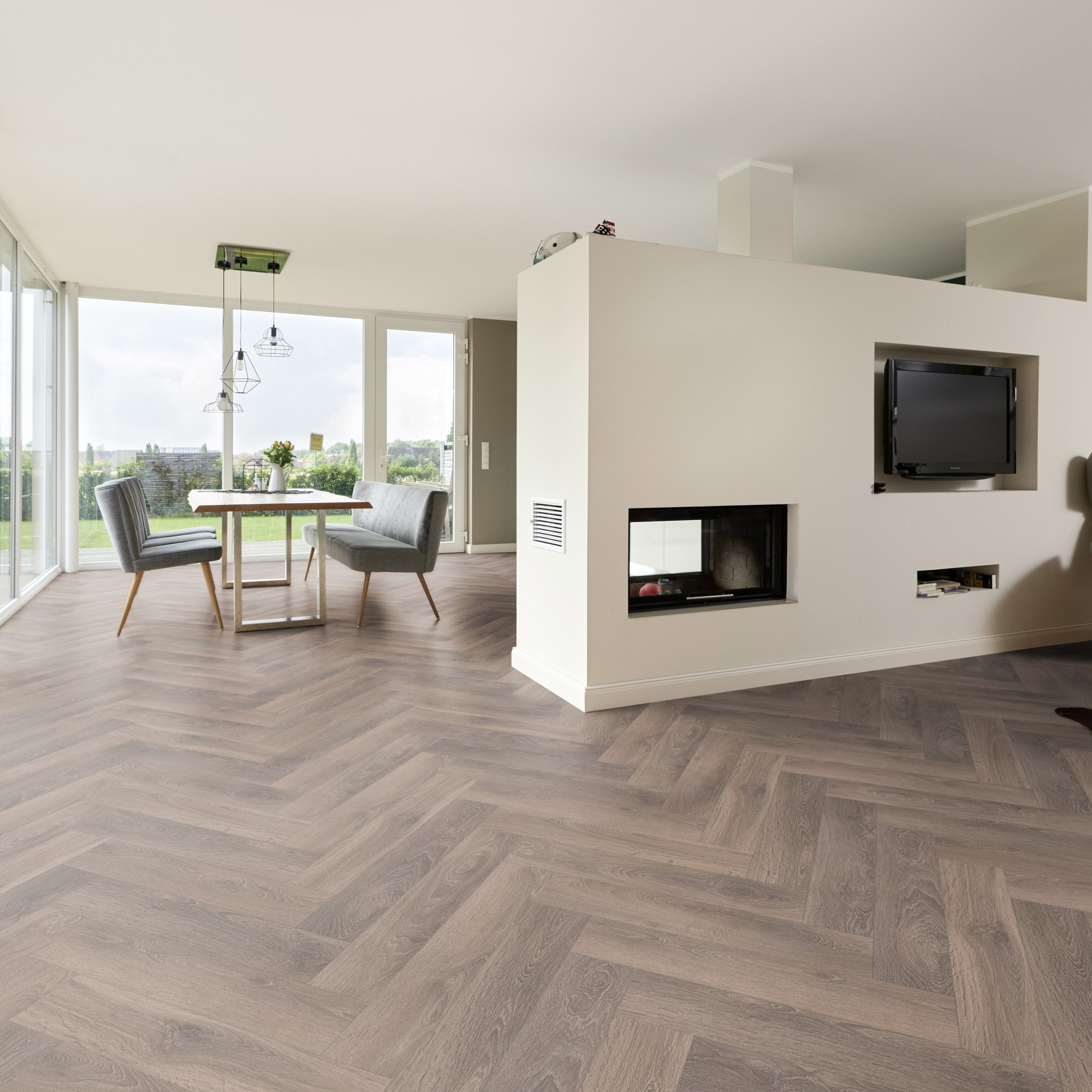 Milieubild Wohnzimmer mit Essbereich und Kamin - ter Hürne Laminat Herringbone Edition Eiche Suite Milieubild Wohnzimmer mit Essbereich und Kamin - ter Hürne 1101021851