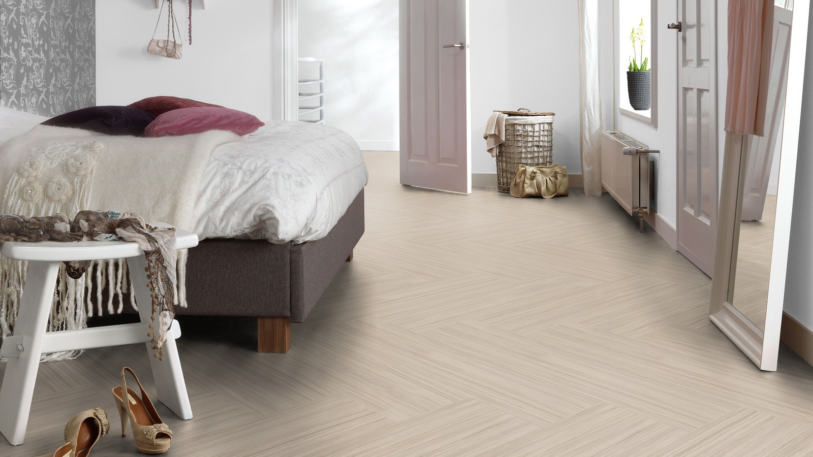 Milieubild Schlafzimmer mit Hocker - Forbo Flooring Klebe-Bioboden Modular Lines Rocky Ice Milieubild Schlafzimmer mit Hocker - Forbo Flooring 168299