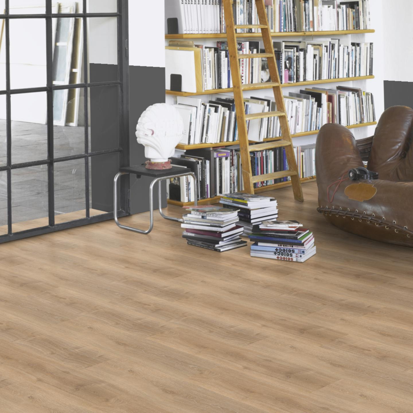 Milieubild Modernes Wohnzimmer mit Atelier - Parador Klebe-Vinyl Basic 2.0 Eiche Royal hell gekälkt Milieubild Modernes Wohnzimmer mit Atelier - Parador 1730780
