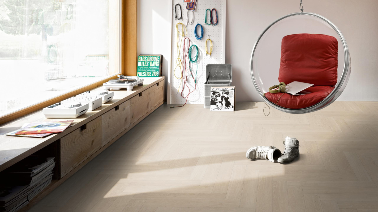 Milieubild Musikzimmer mit Plattenspieler - Parador Laminat Trendtime 3 Eiche Studioline geschliffen Milieubild Musikzimmer mit Plattenspieler - Parador 1747863