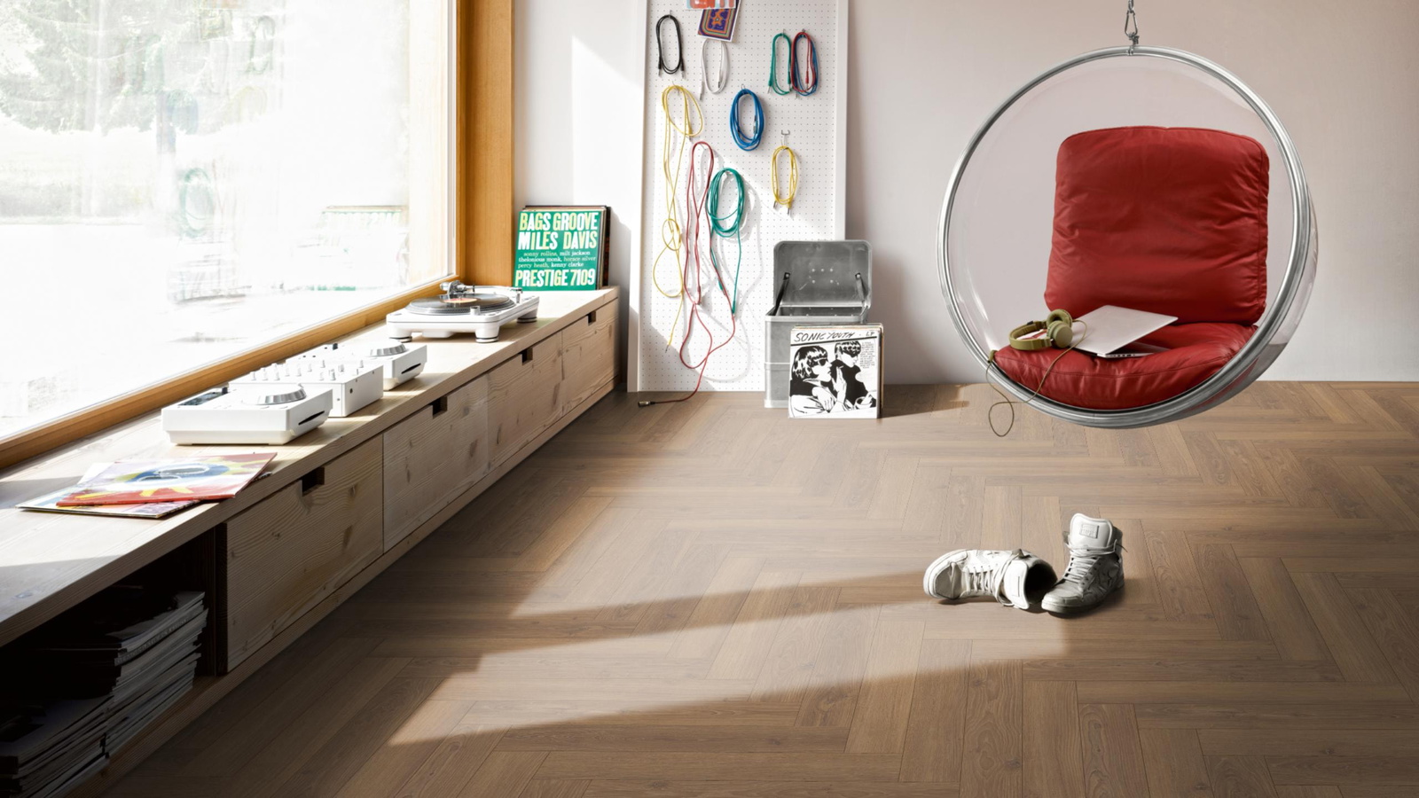 Milieubild Musikzimmer mit Plattenspieler - Parador Laminat Trendtime 3 Eiche Studioline honig Milieubild Musikzimmer mit Plattenspieler - Parador 1747864