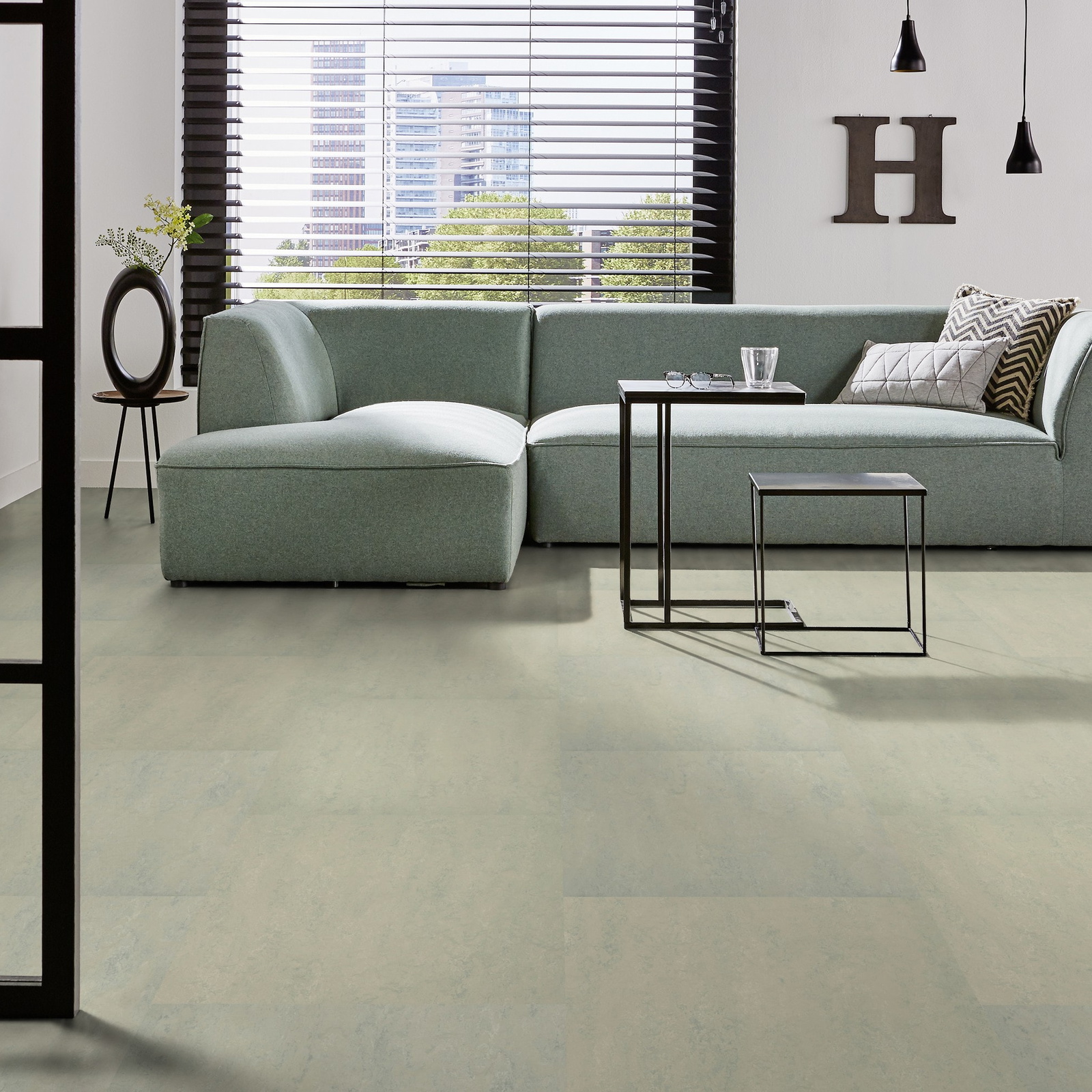 Milieubild Modernes Wohnzimmer mit mintgrünem Sofa - Forbo Flooring Marmoleum Modular Neutral Silver Shadow Milieubild Modernes Wohnzimmer mit mintgrünem Sofa - Forbo Flooring 255290
