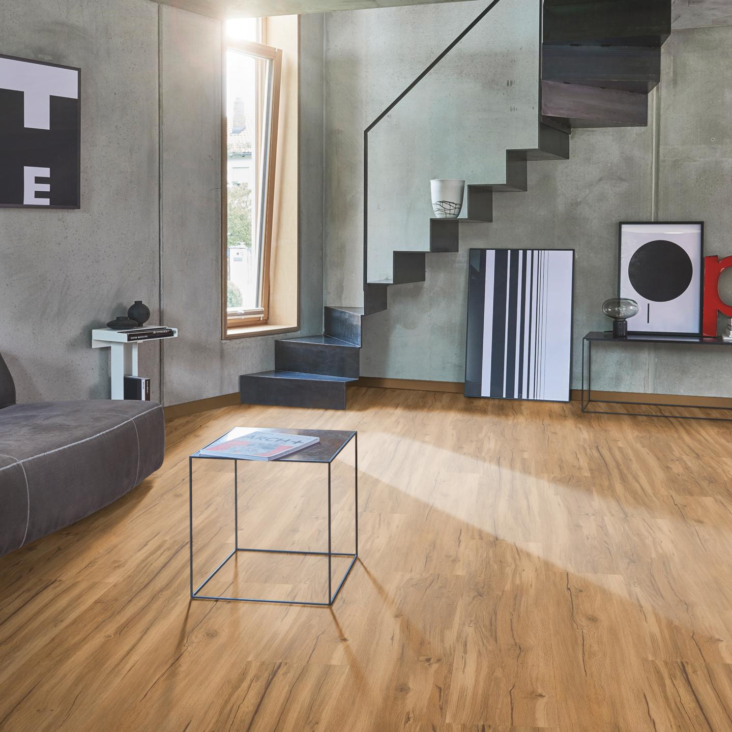 Milieubild Wohnzimmer im modernen Loft-Stil - Parador Klebe-Vinyl Classic 2025 Eiche Memory natur Milieubild Wohnzimmer im modernen Loft-Stil - Parador 1748871