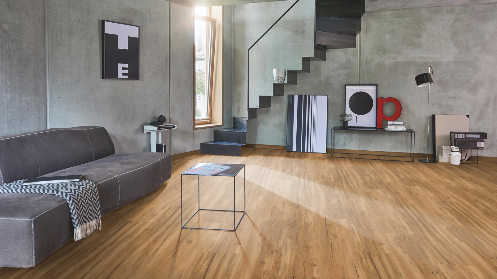 Milieubild Wohnzimmer im modernen Loft-Stil - Parador Klebe-Vinyl Classic 2025 Eiche Memory natur Milieubild Wohnzimmer im modernen Loft-Stil - Parador 1748871