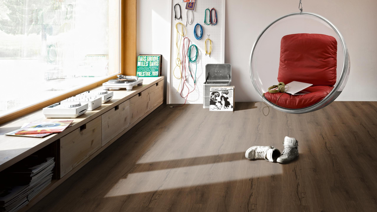 Milieubild Musikzimmer mit Plattenspieler - Parador Klebe-Vinyl Basic 2.0 Eiche Cambridge geräuchert Milieubild Musikzimmer mit Plattenspieler - Parador 1748821