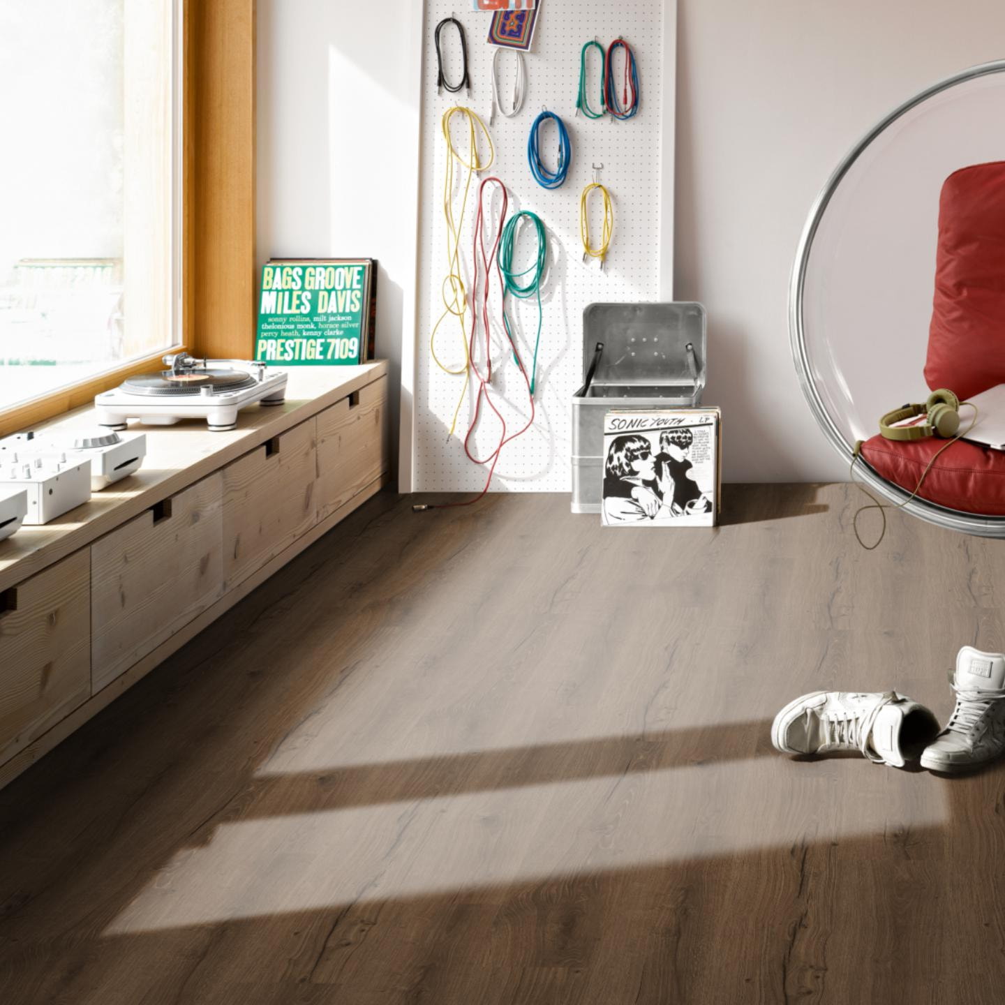 Milieubild Musikzimmer mit Plattenspieler - Parador Klebe-Vinyl Basic 2.0 Eiche Cambridge geräuchert Milieubild Musikzimmer mit Plattenspieler - Parador 1748821