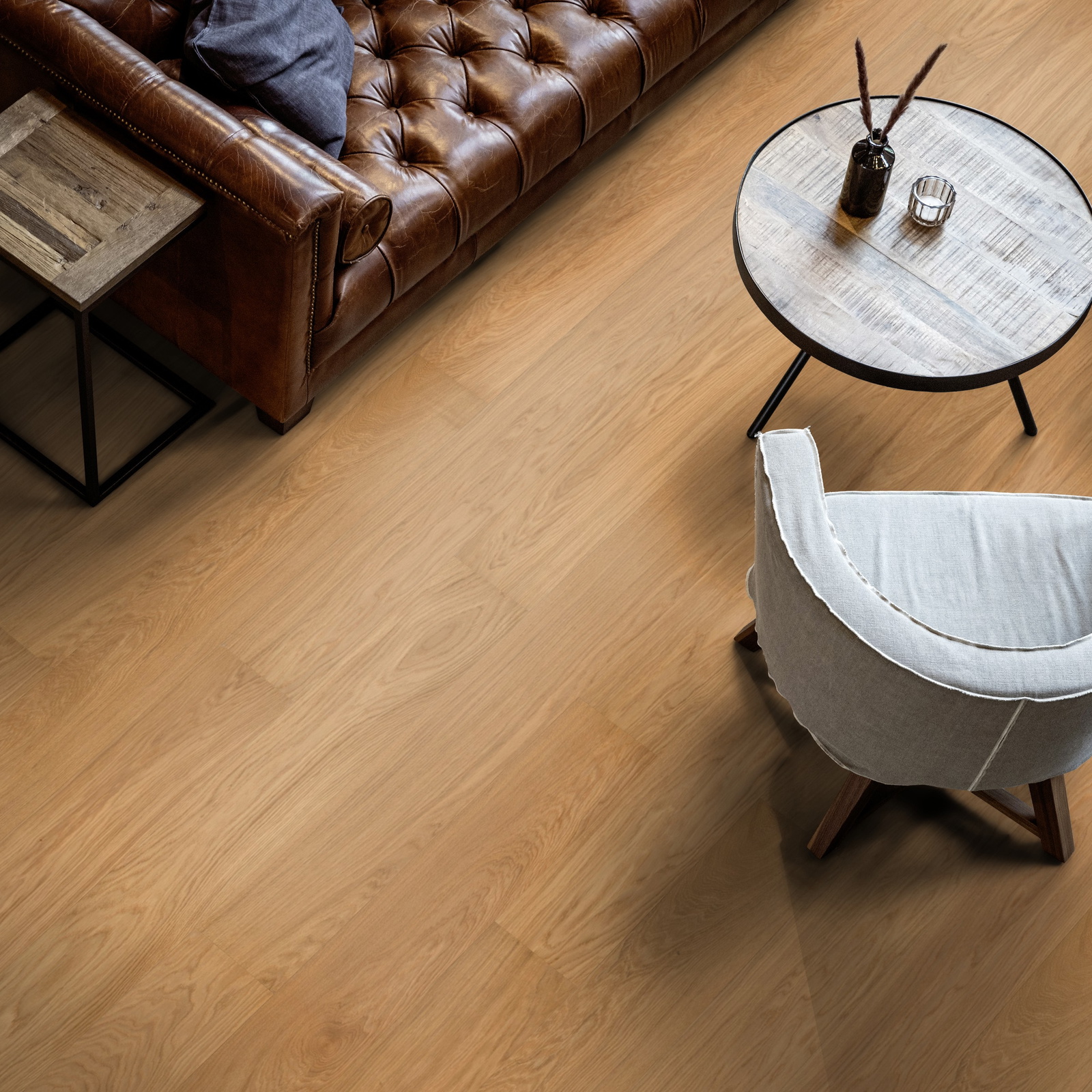 Milieubild Wohnzimmer mit Ledersofa - Blick von oben - ter Hürne Parkett Classic Collection EVO Eiche Eriksberg Milieubild Wohnzimmer mit Ledersofa - Blick von oben - ter Hürne 1101312622