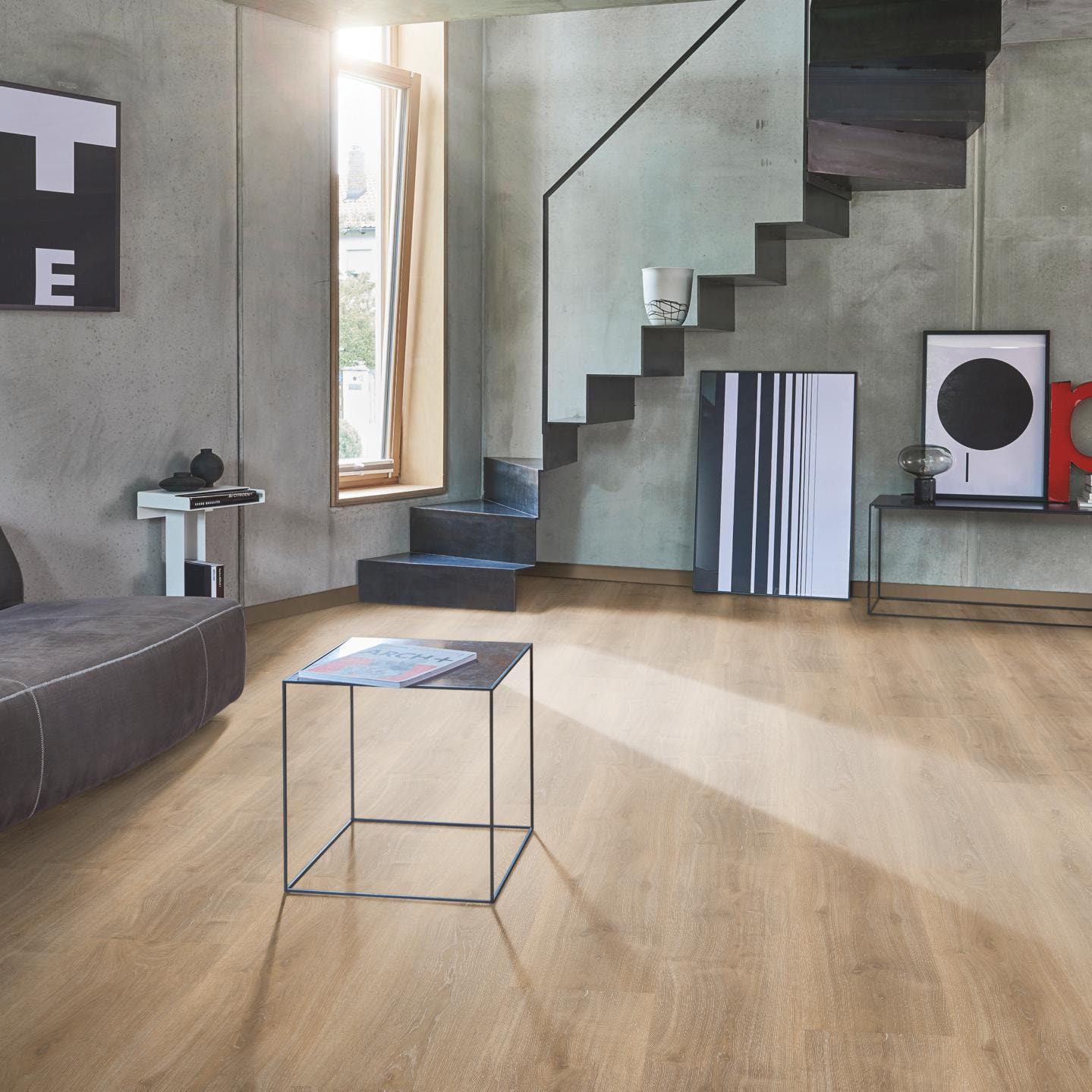 Milieubild Wohnzimmer im modernen Loft-Stil - Parador Klebe-Vinyl Basic 2.0 Eiche Royal hell gekälkt Milieubild Wohnzimmer im modernen Loft-Stil - Parador 1730780