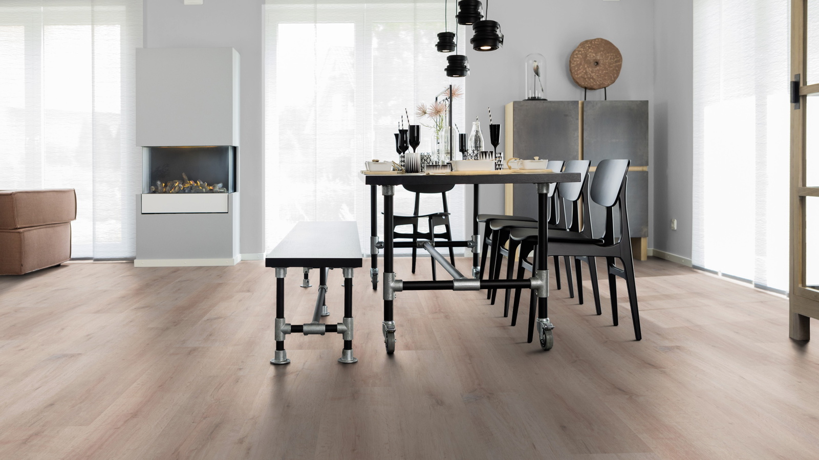 Milieubild Esszimmer mit Kamin - wineo HDF Klick-Bioboden PURLINE wineo 1000 wood XL Rustic Oak Taupe Milieubild Esszimmer mit Kamin - wineo MLP313R