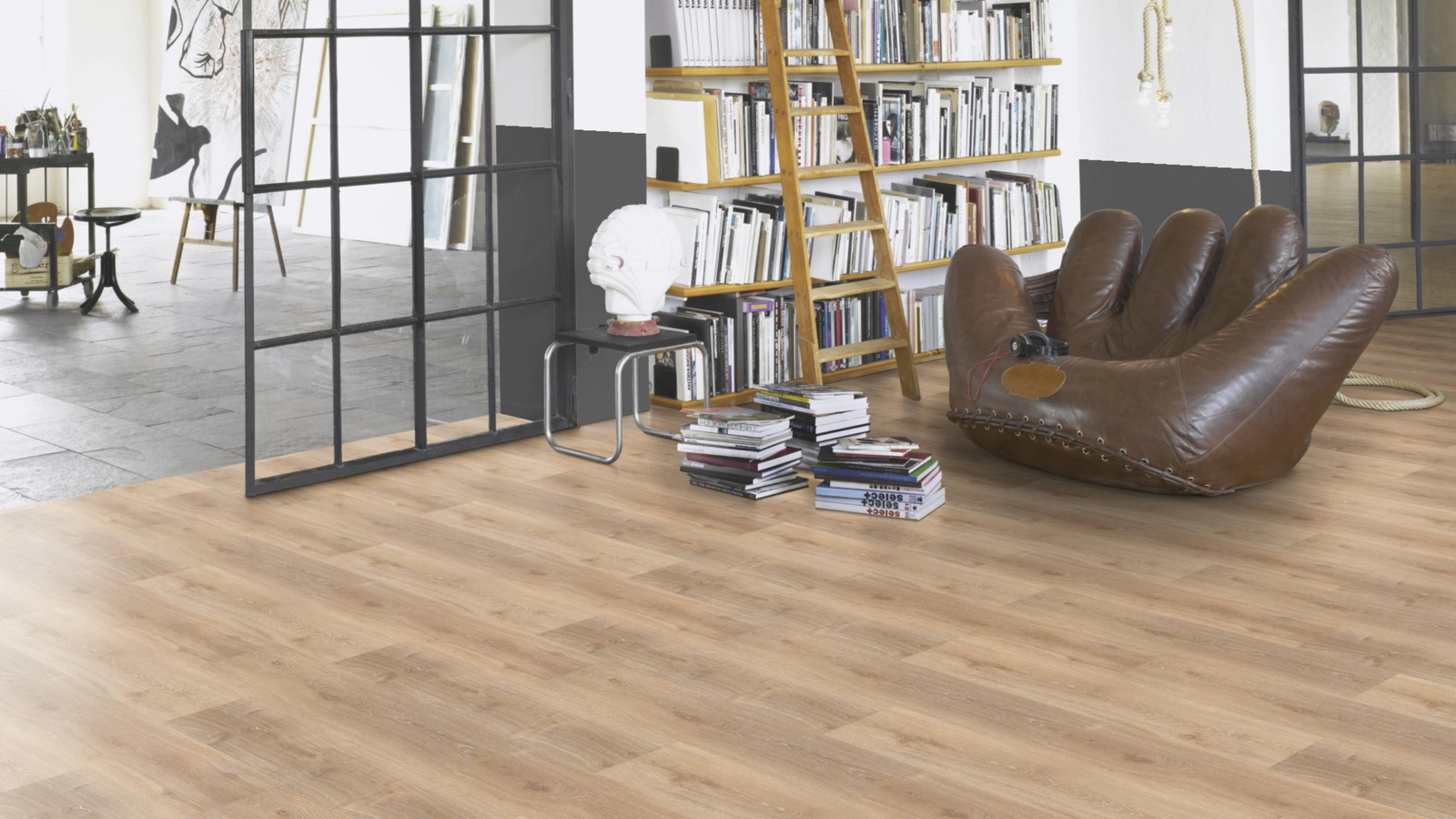 Milieubild Modernes Wohnzimmer mit Atelier - Parador Klebe-Vinyl Classic 2025 Eiche Royal hell gekälkt Milieubild Modernes Wohnzimmer mit Atelier - Parador 1748870