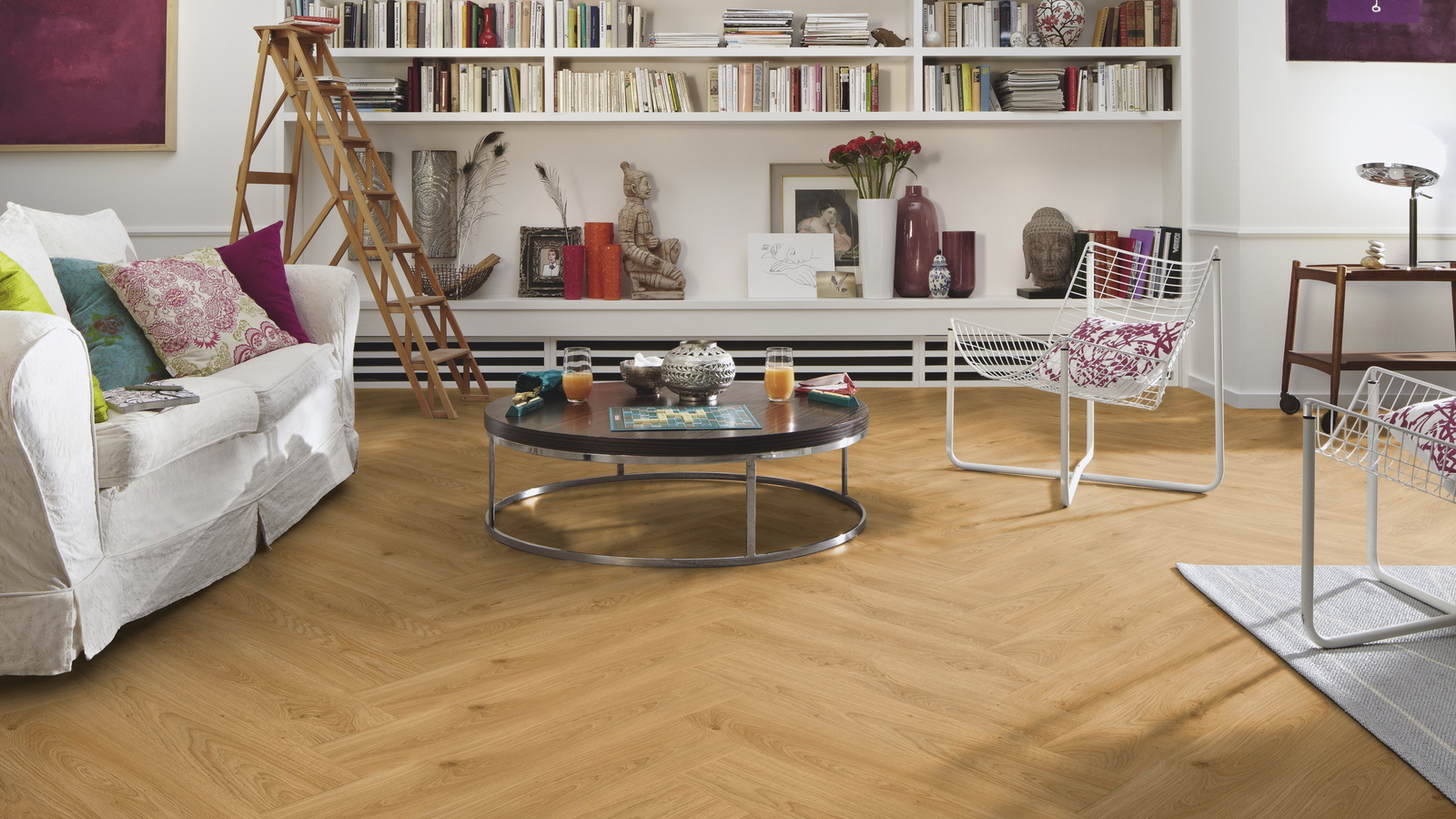 Milieubild Wohnzimmer mit großem Bücherregal - MEISTER Laminat LS 350 Ufereiche honig Milieubild Wohnzimmer mit großem Bücherregal - MEISTER 600001-0840168-07127