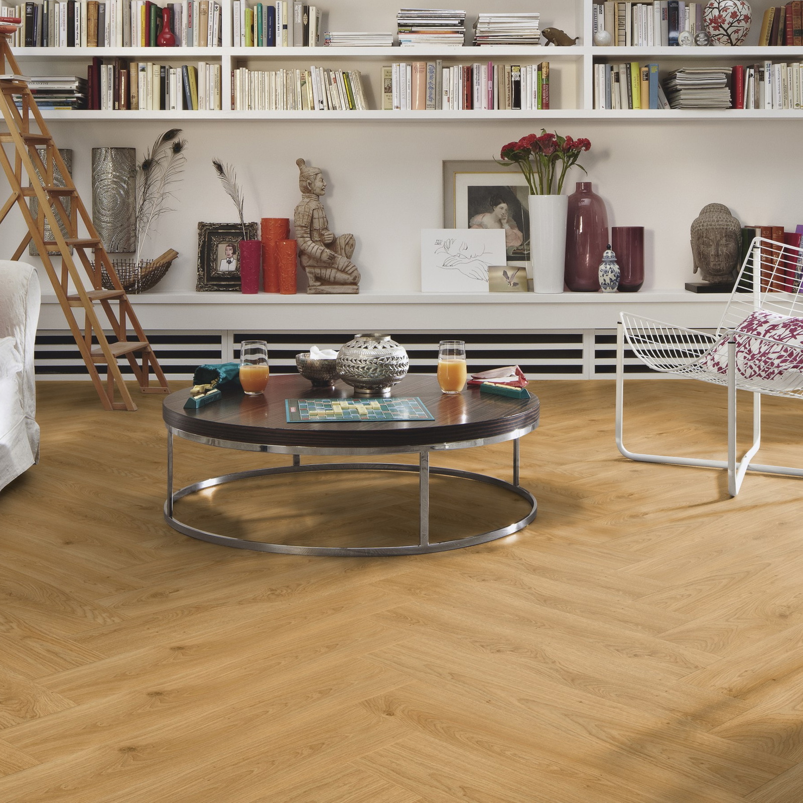Milieubild Wohnzimmer mit großem Bücherregal - MEISTER Laminat LS 350 Ufereiche honig Milieubild Wohnzimmer mit großem Bücherregal - MEISTER 600001-0840168-07127