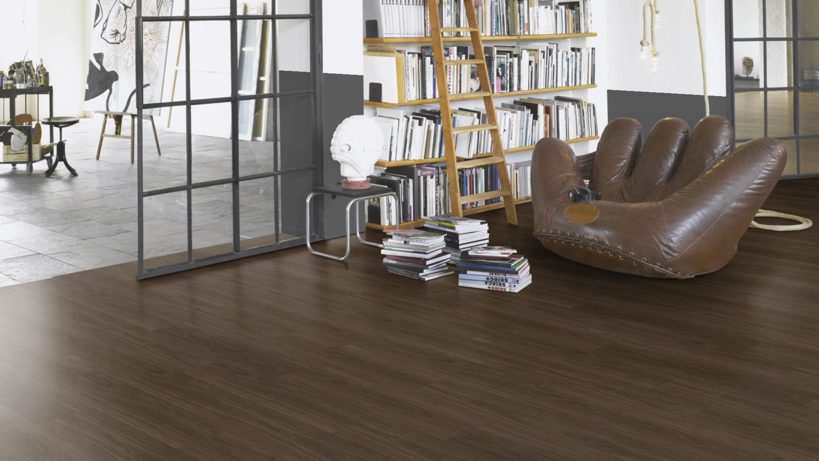 Milieubild Modernes Wohnzimmer mit Atelier - Parador Klebe-Vinyl Classic 2025 Eiche Oxford dunkelbraun Milieubild Modernes Wohnzimmer mit Atelier - Parador 1748868