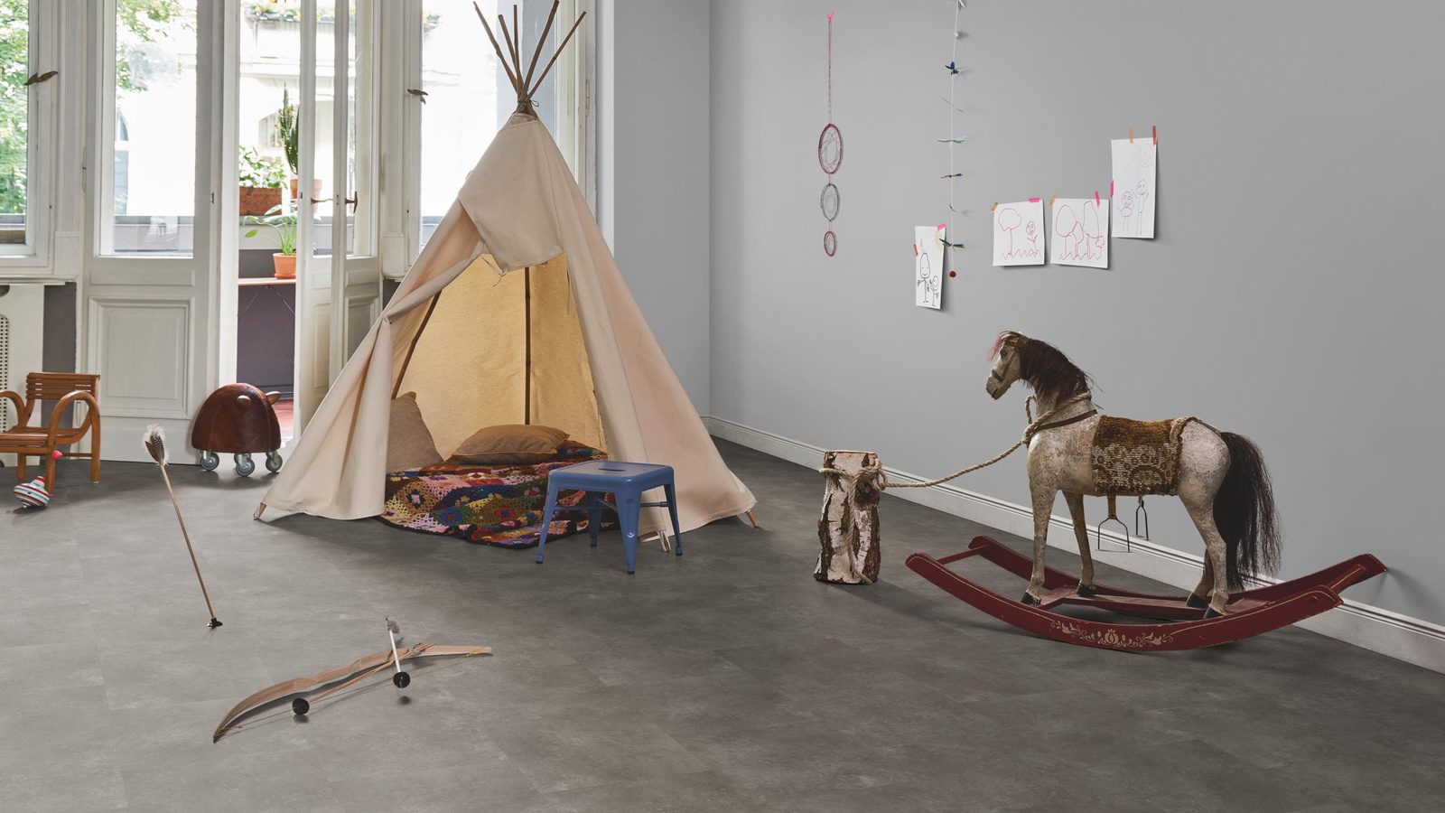 Milieubild Kinderzimmer in Stadtwohnung - Parador Klebe-Vinyl Trendtime 5 Dryback Stein Trafalgar dunkelgrau Milieubild Kinderzimmer in Stadtwohnung - Parador 1750860