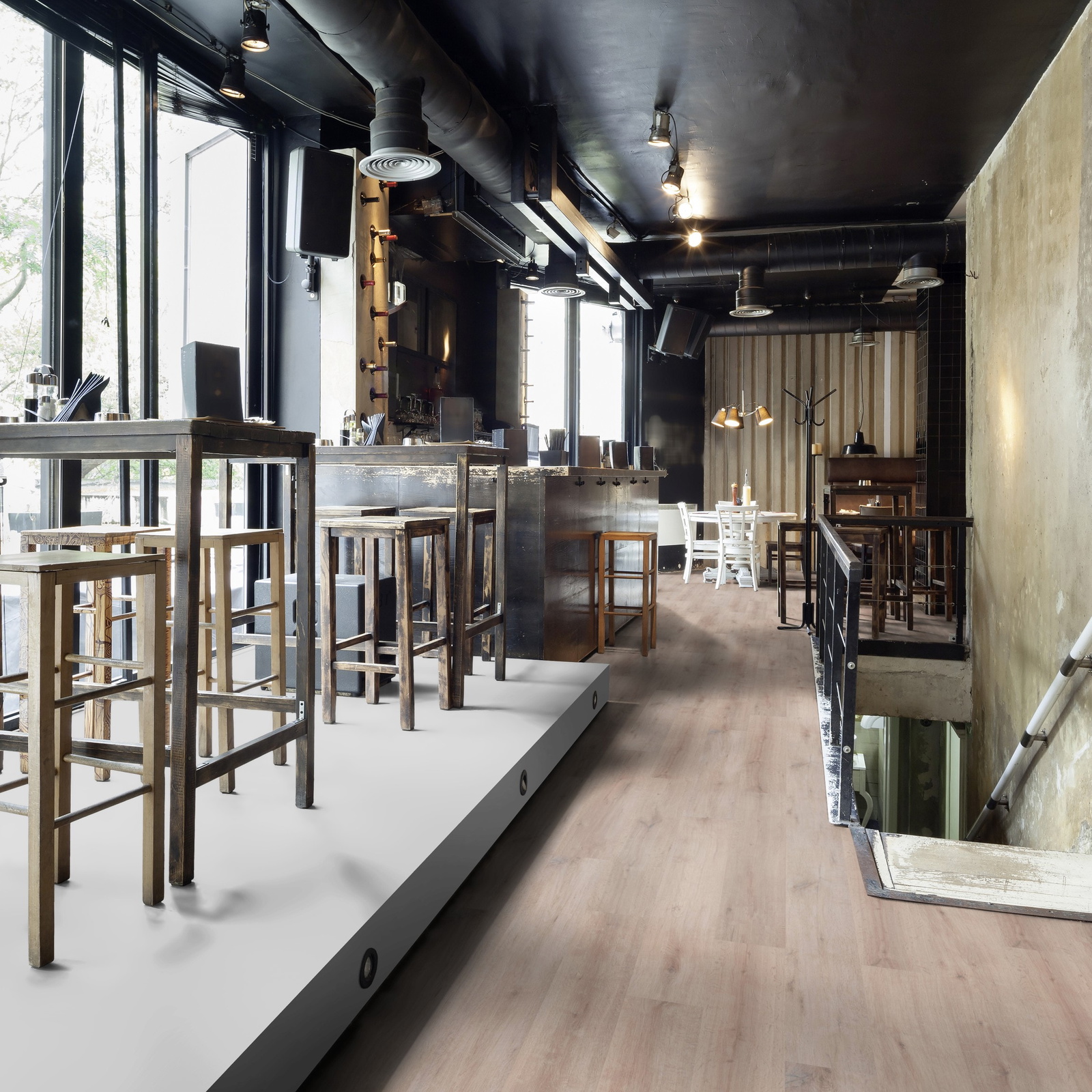 Milieubild Restaurant - Bar mit Tischen und Hockern - wineo MLP313R