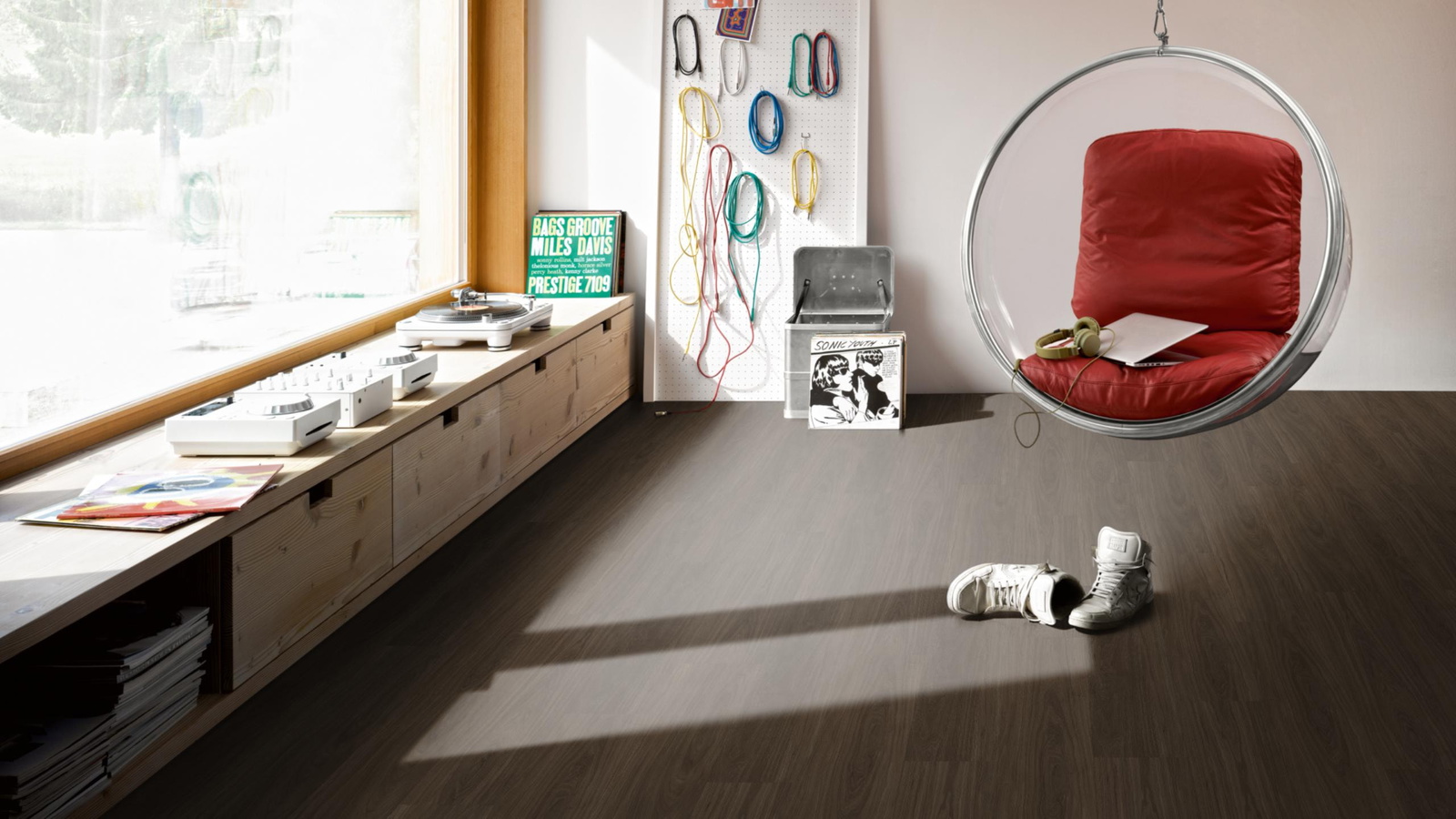 Milieubild Musikzimmer mit Plattenspieler - Parador Klebe-Vinyl Classic 2025 Eiche Oxford dunkelbraun Milieubild Musikzimmer mit Plattenspieler - Parador 1748868
